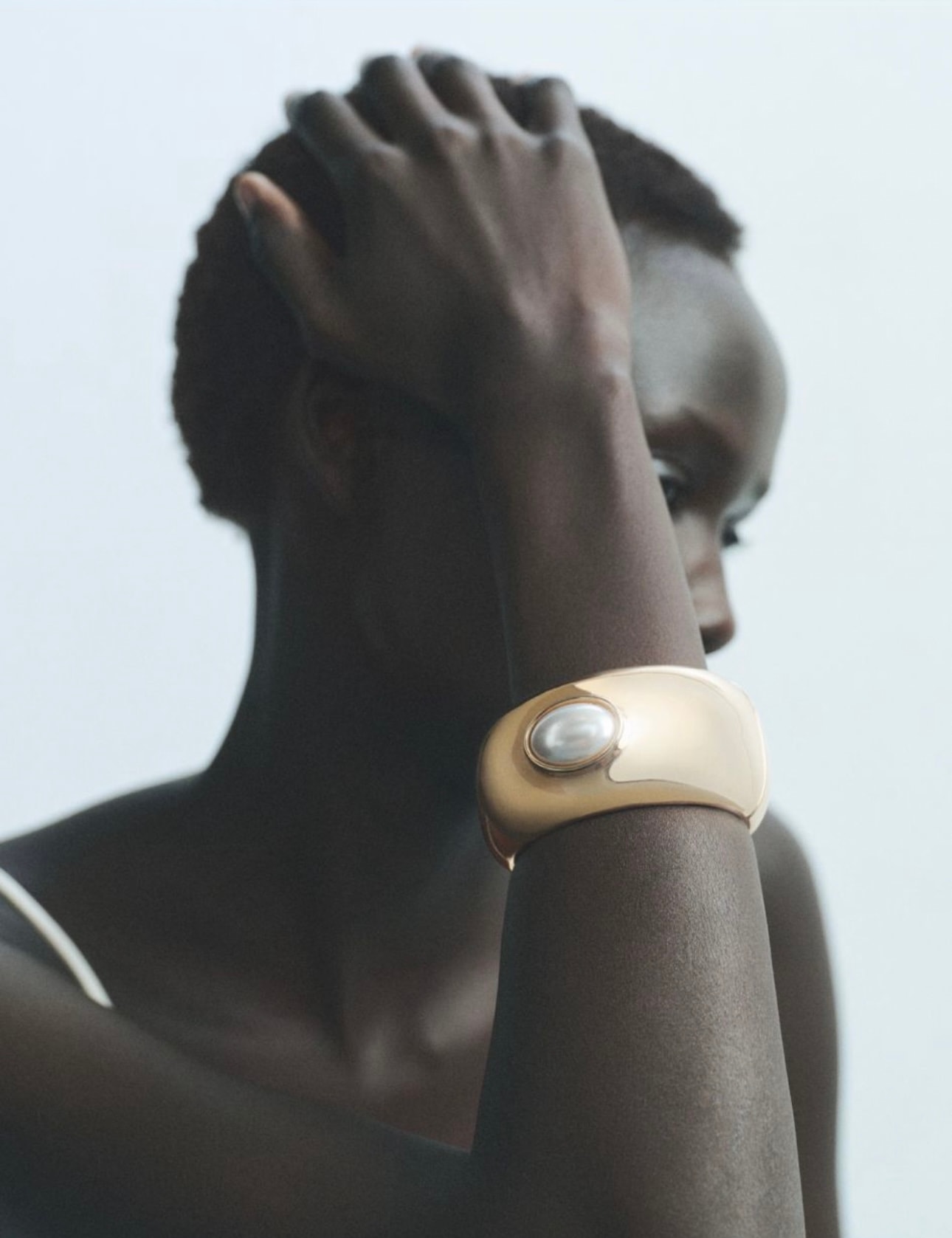 İnci detaylı kelepçe bileklik 