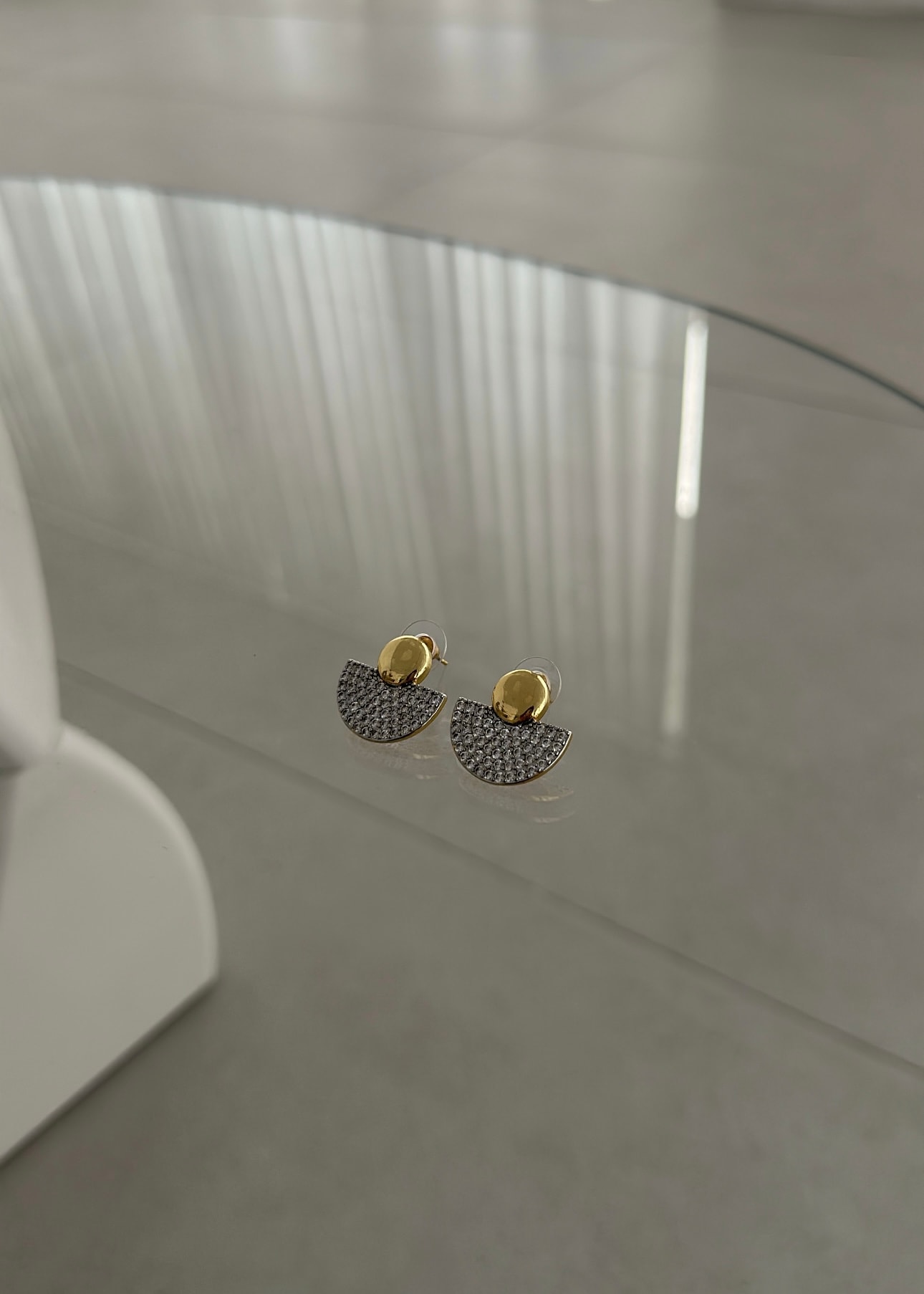 Gold detaylı silver taşlı küpe 