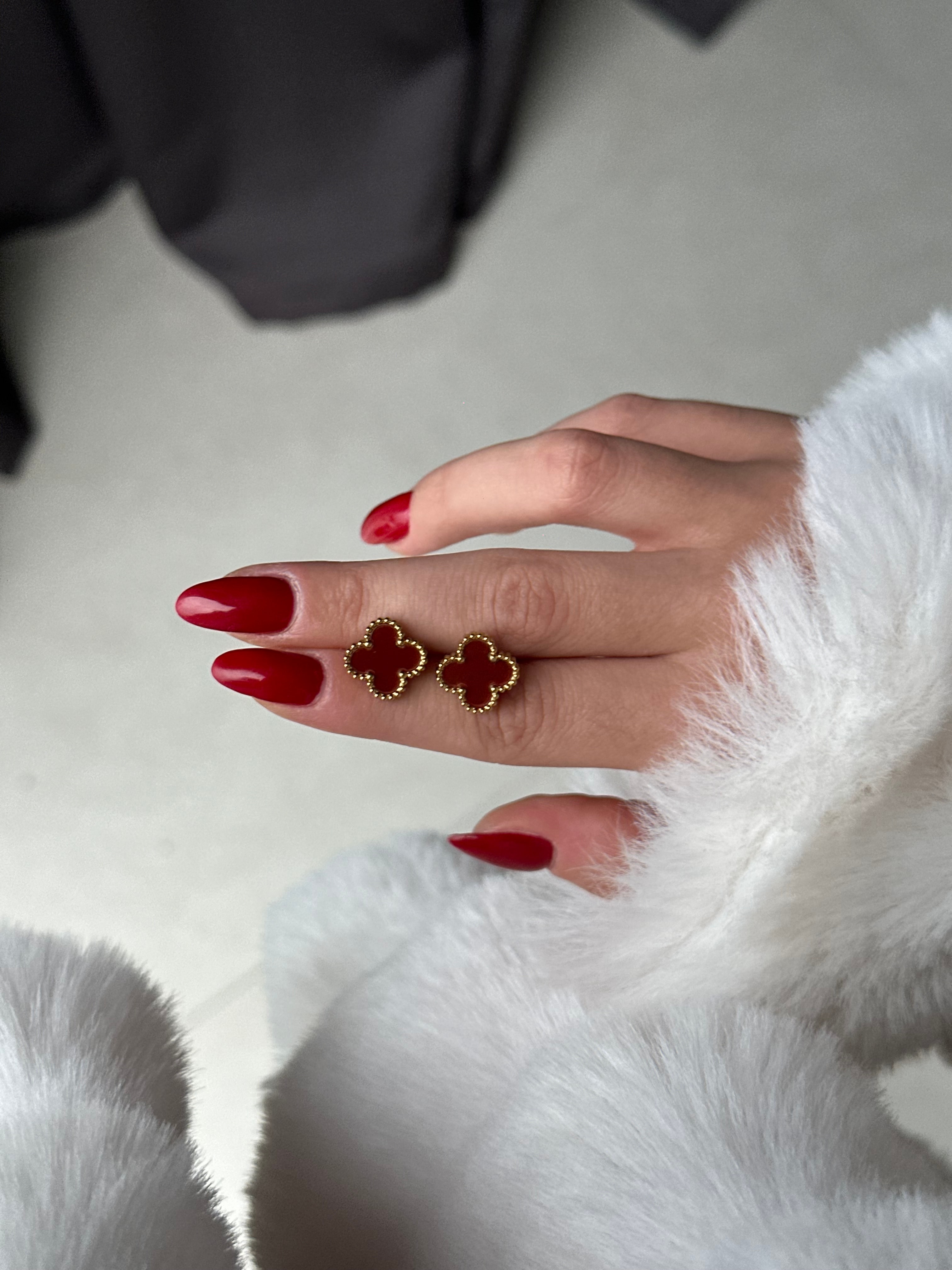 Marka model bordo çelik küpe 