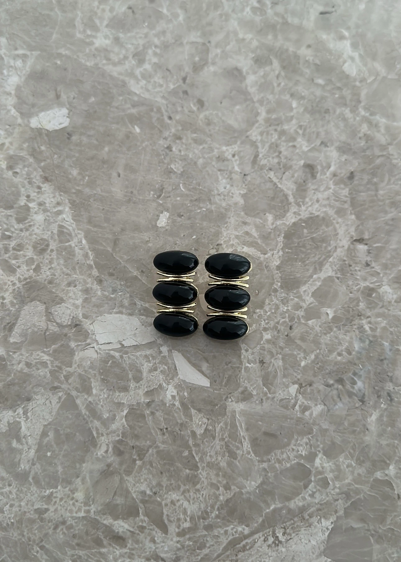 Siyah mineli tasarım küpe 