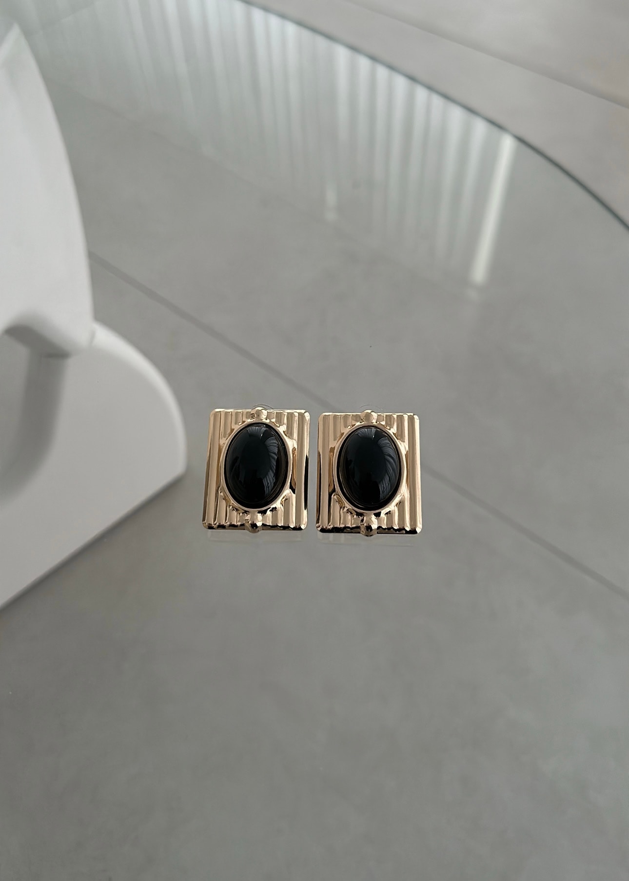 Siyah mineli tasarım küpe