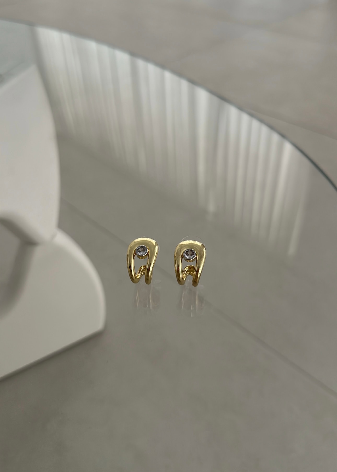 Tek taş detaylı gold küpe 