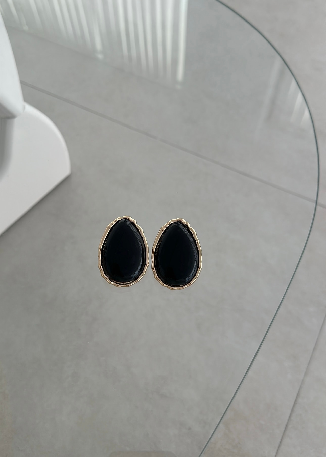 Siyah mineli asimetrik küpe 