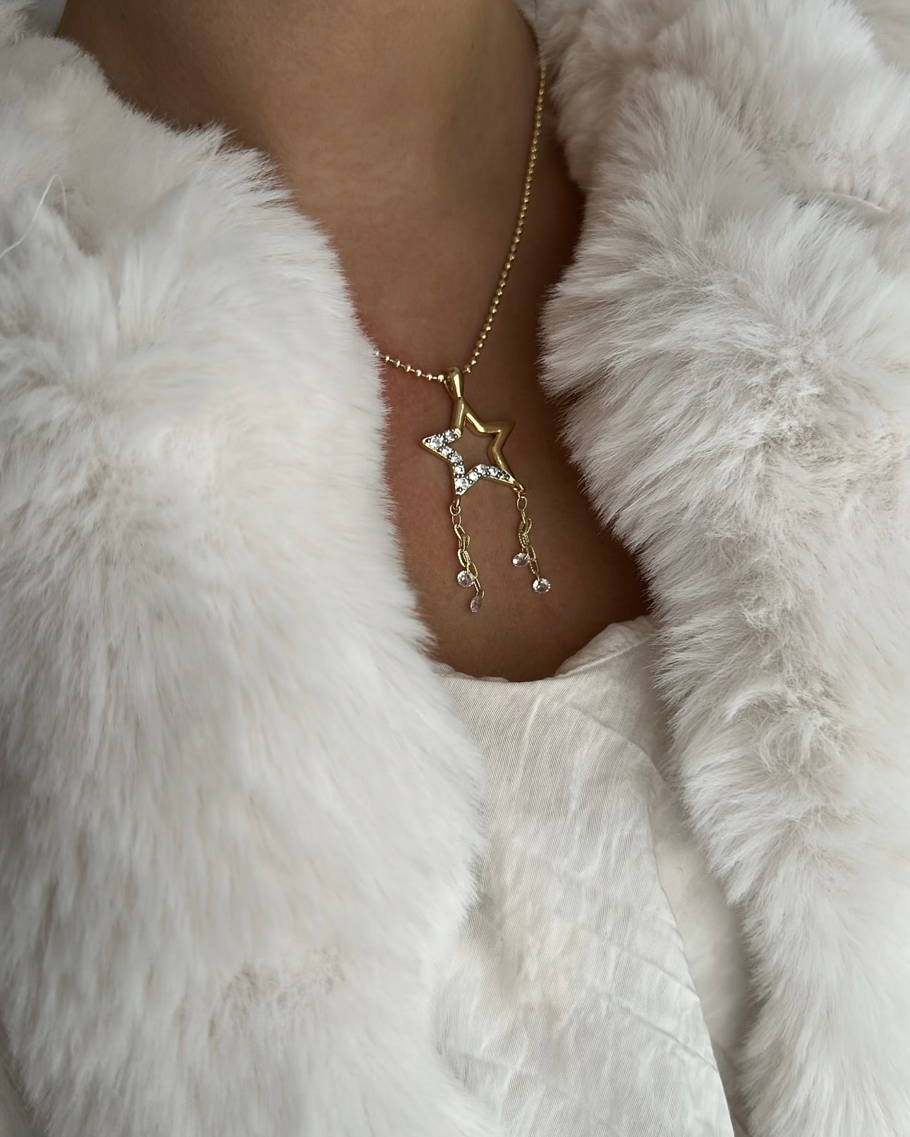 Yıldız sallantı detaylı kolye 