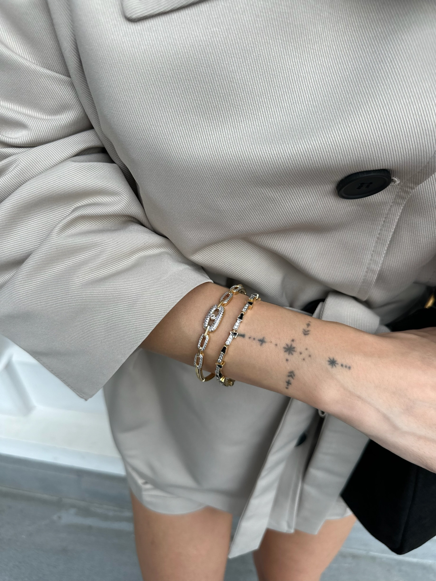 Marka model taş detaylı kelepçe bileklik 2