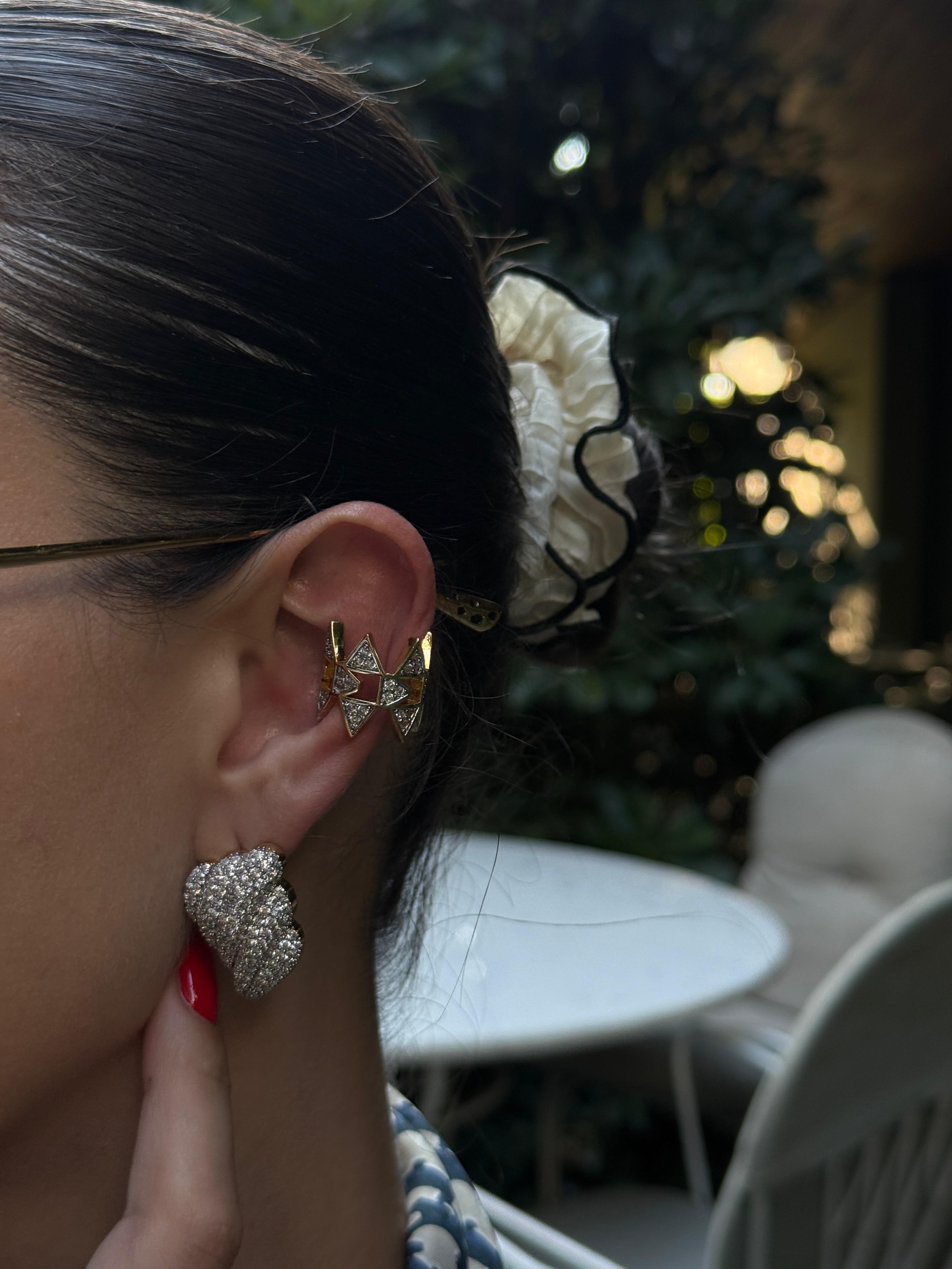 Üçgen detaylı taşlı tasarım earcuff
