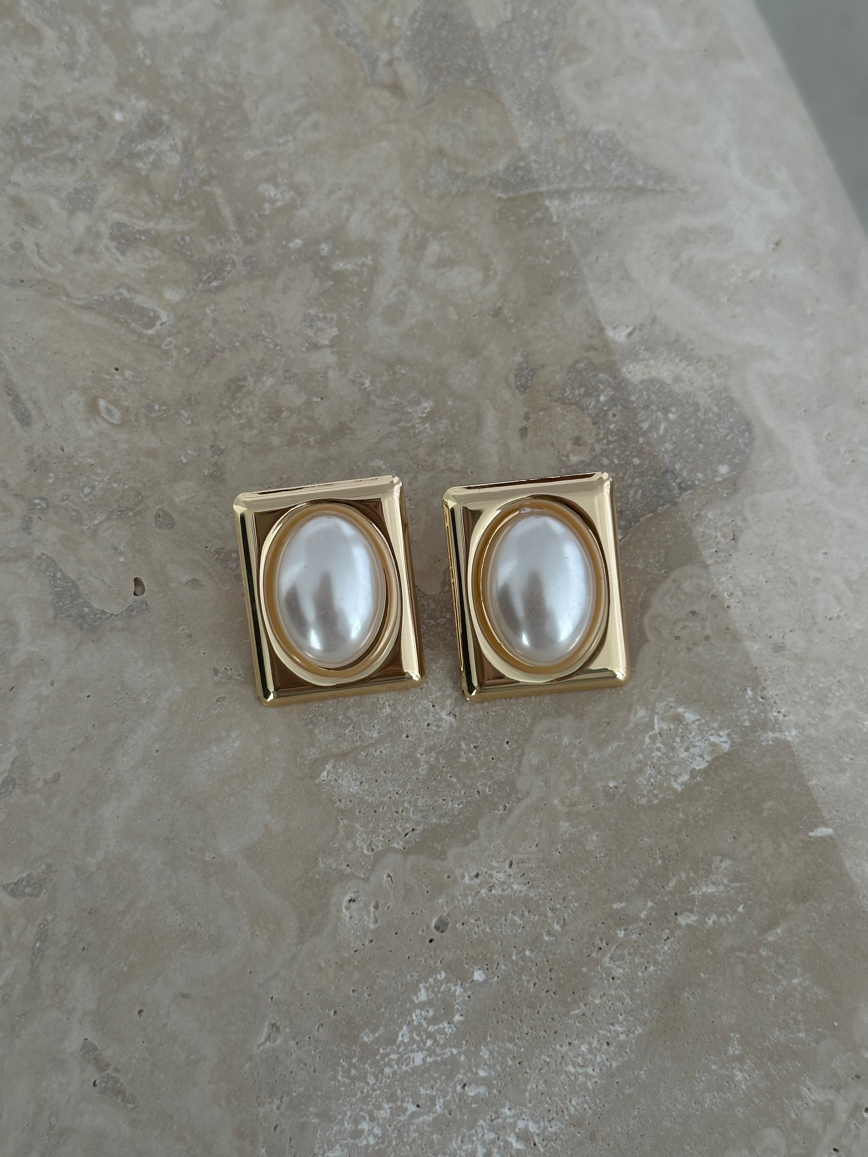 Beyaz mineli gold küpe