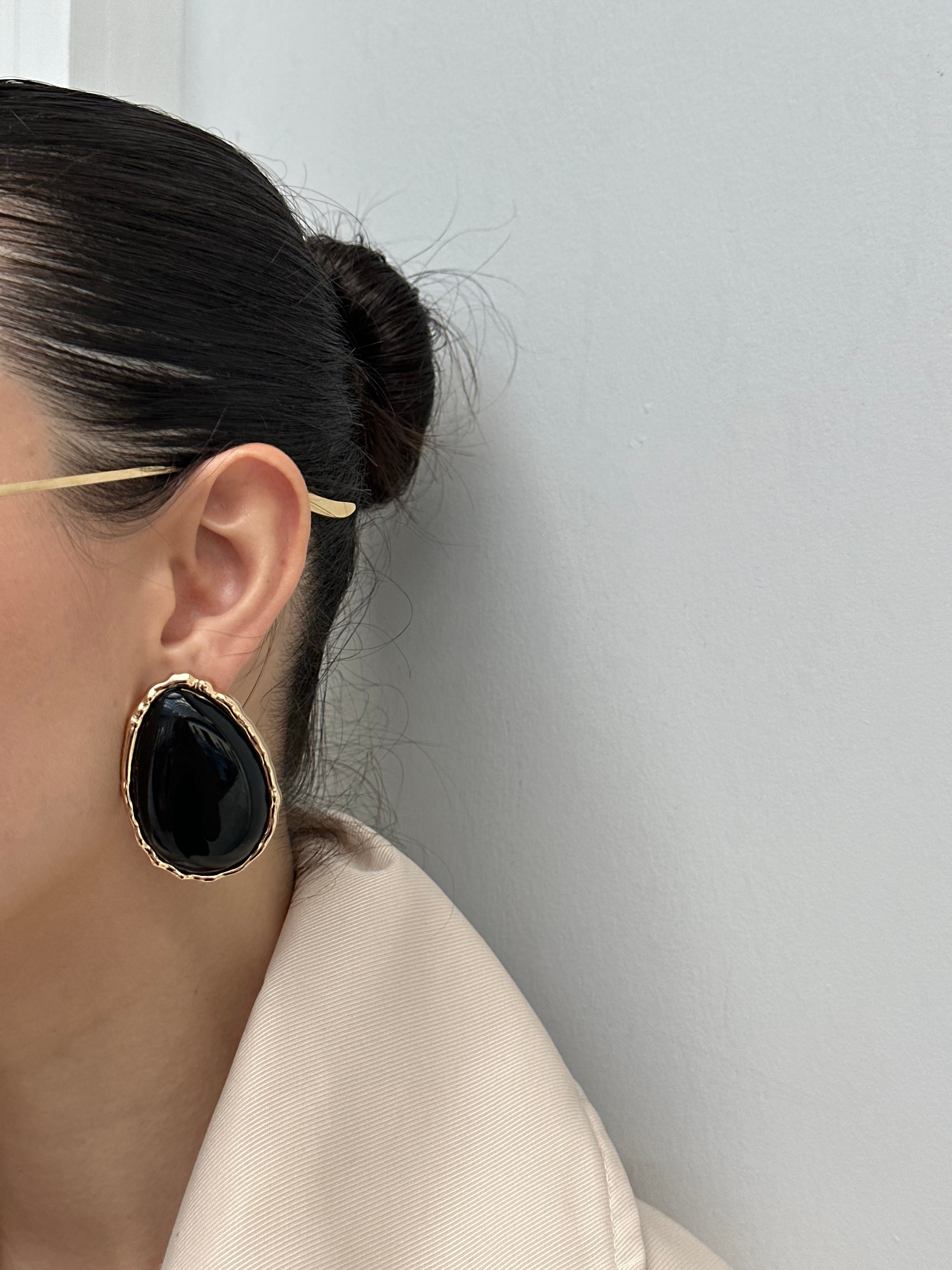 Siyah mineli asimetrik küpe 