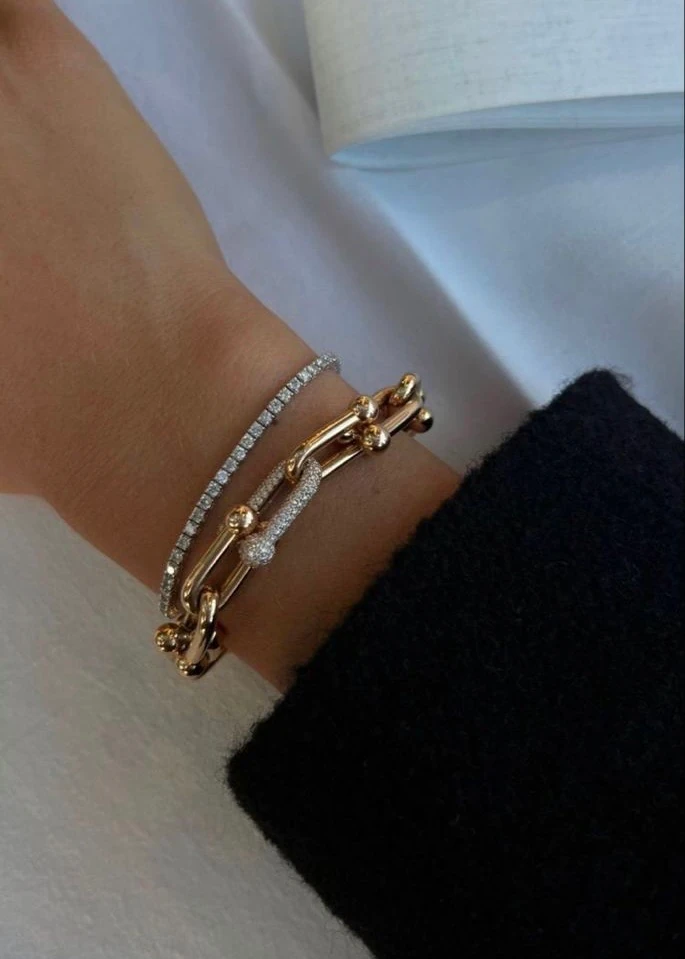 Marka model taş detaylı bileklik 