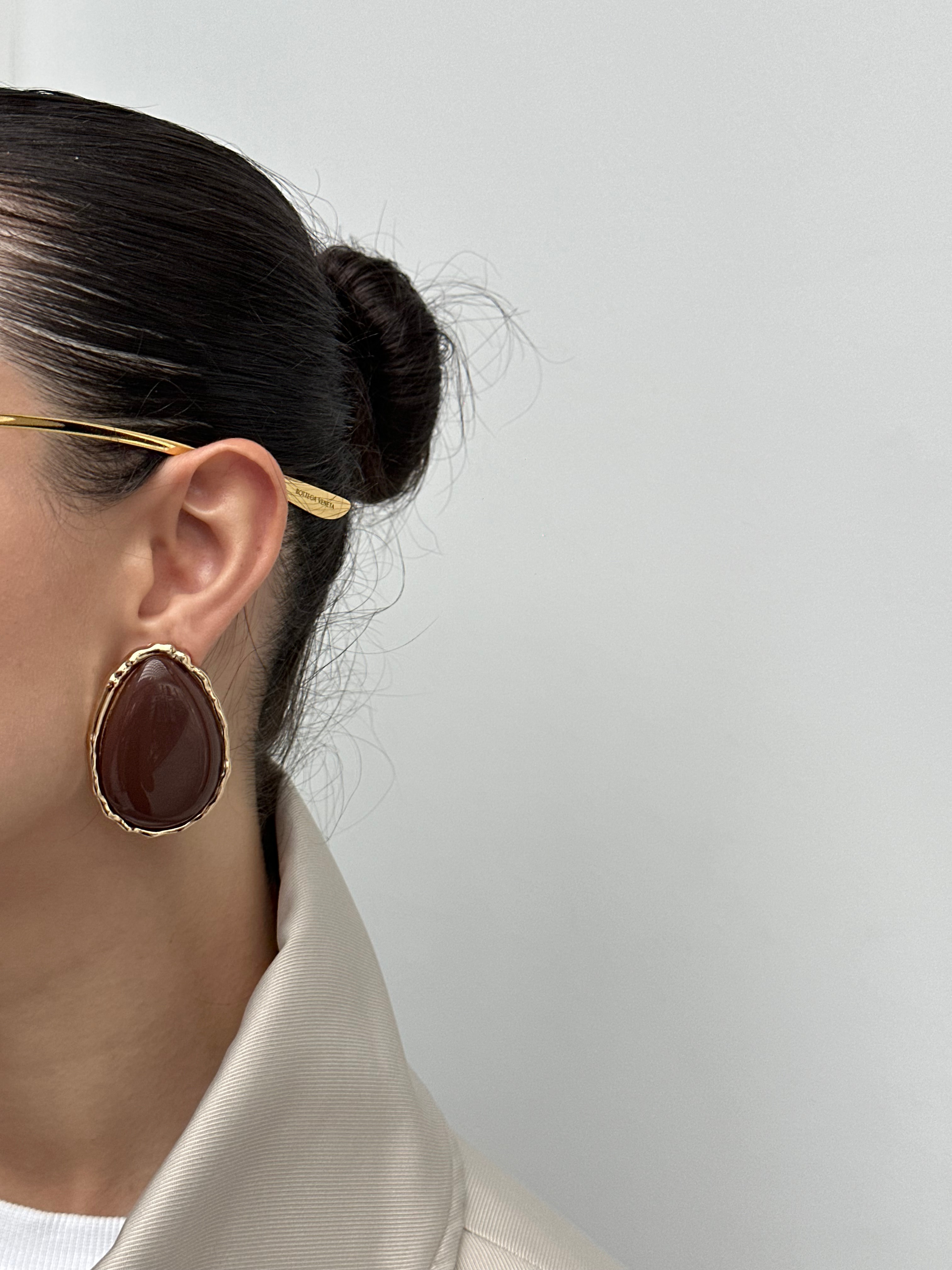 Kahve mineli asimetrik küpe 