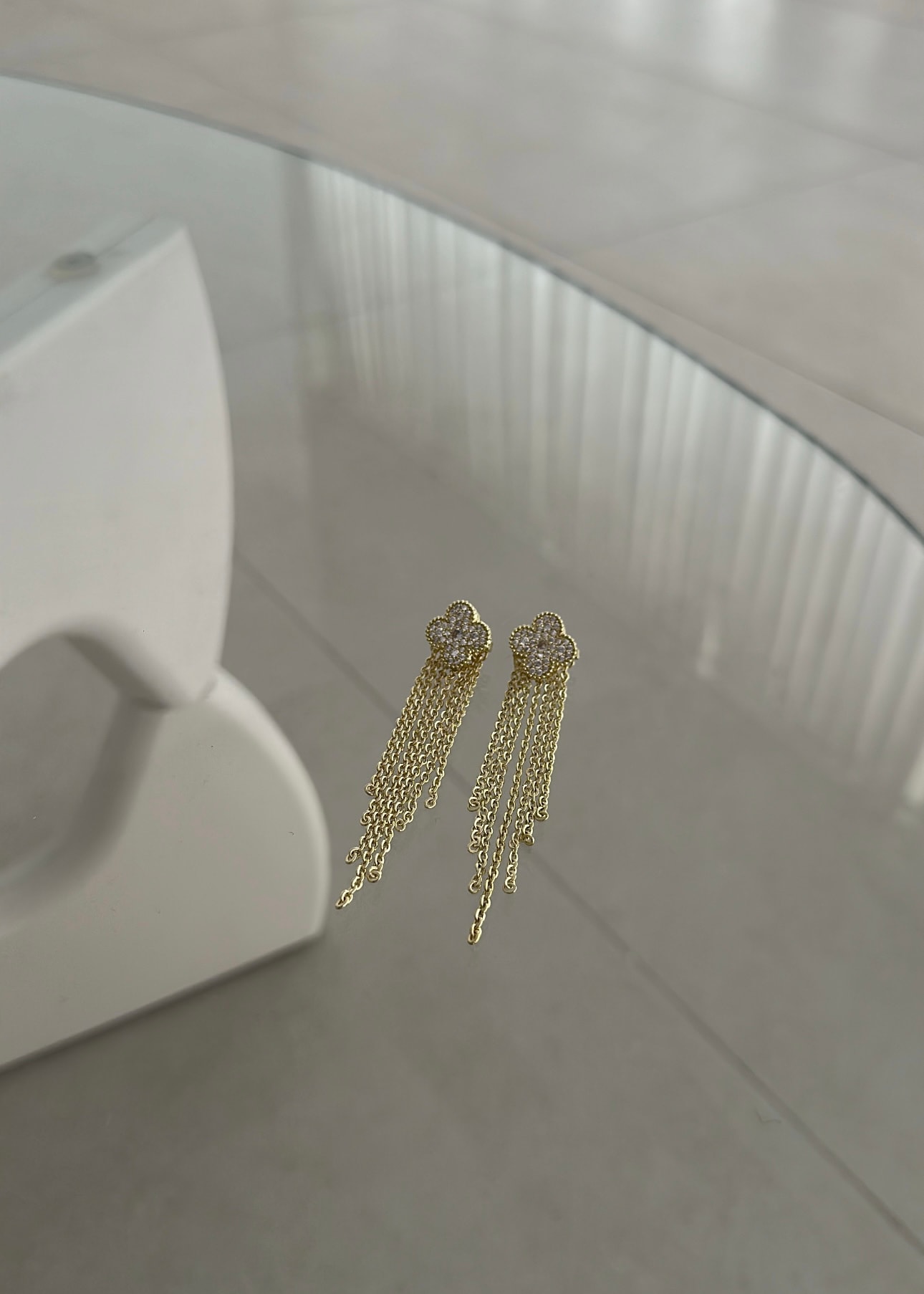 Taş detaylı sallantılı yonca küpe 