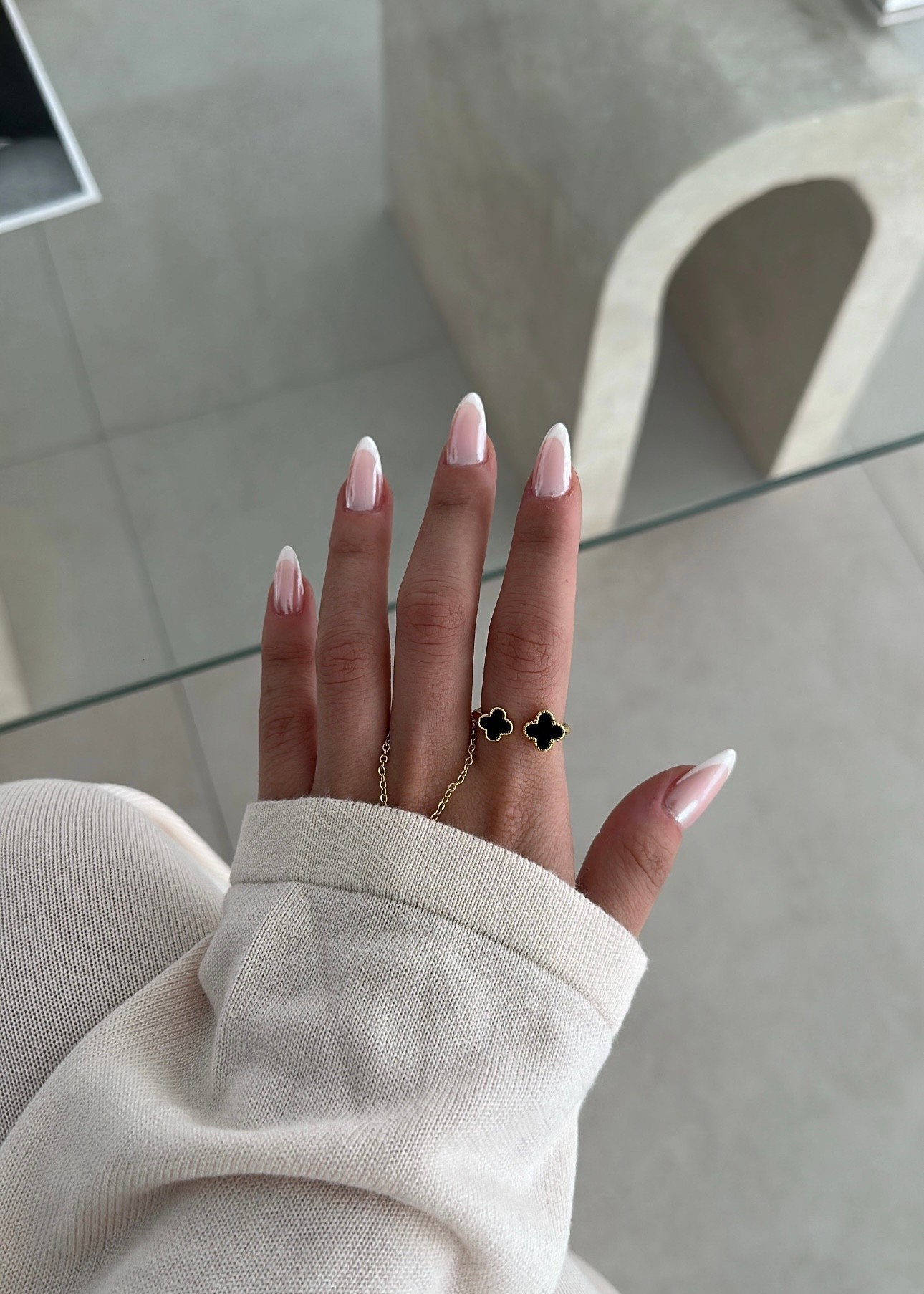 Siyah mineli marka model yüzük 
