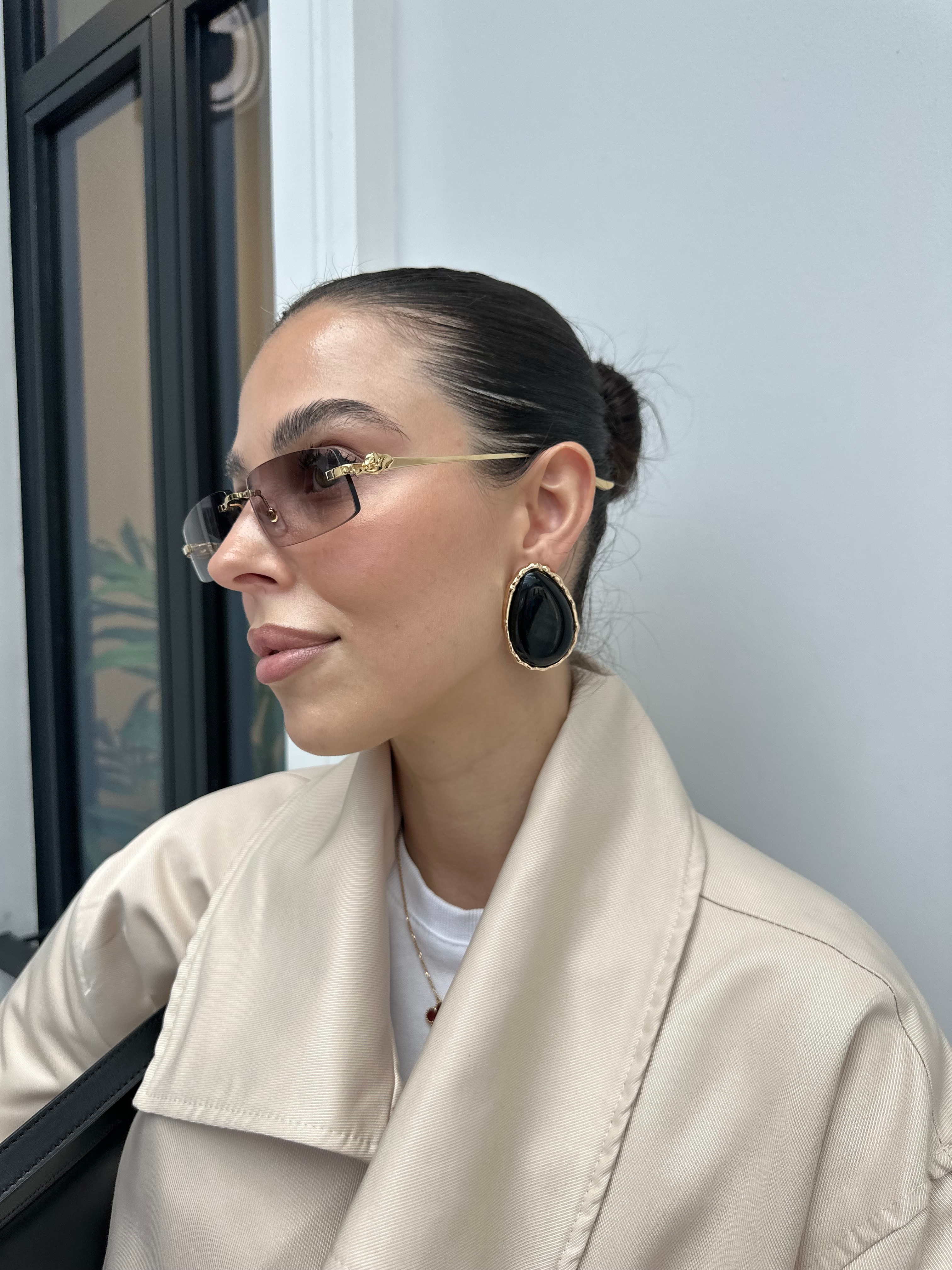 Siyah mineli asimetrik küpe 