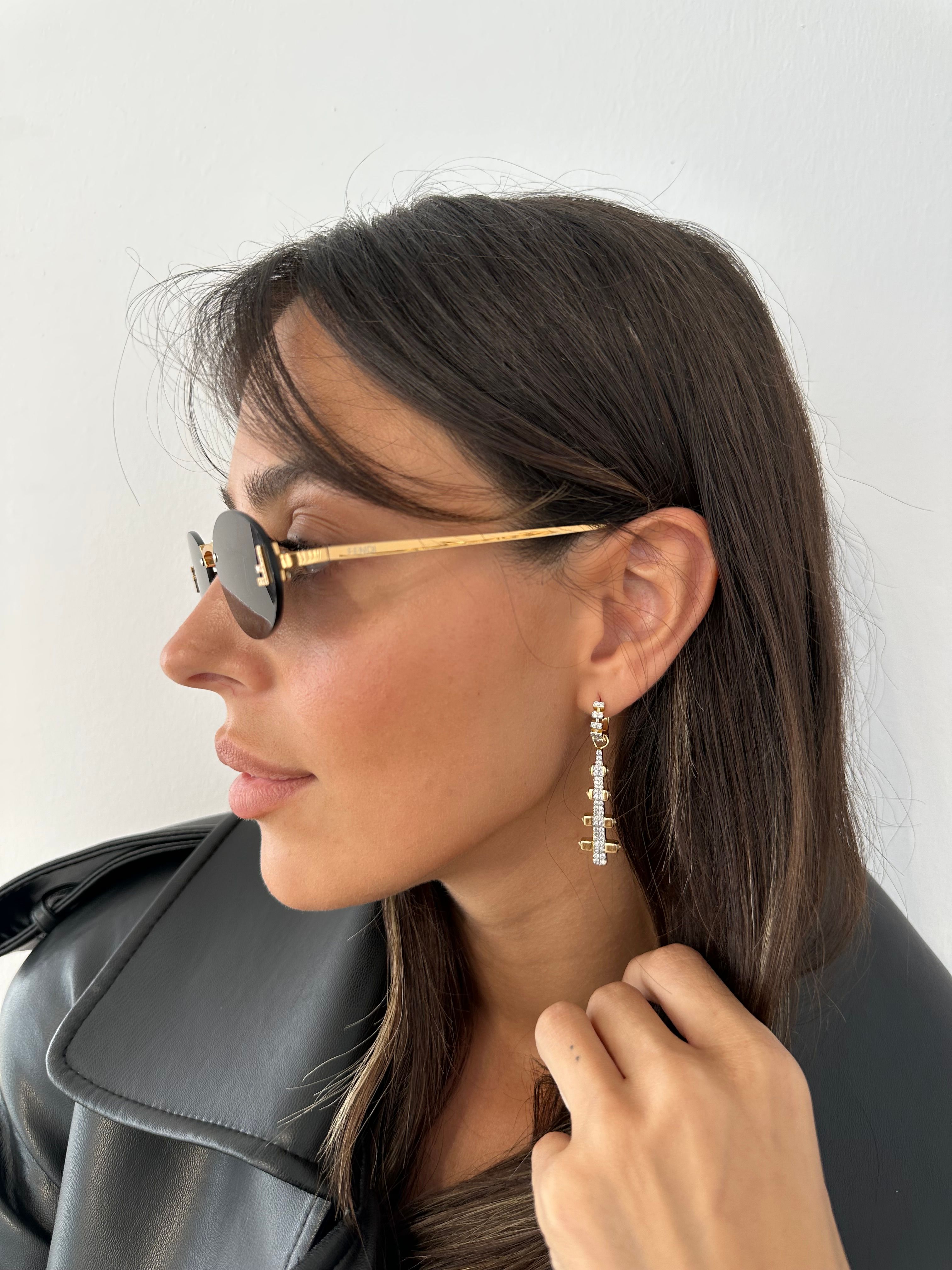 Beyaz taş detaylı marka model küpe
