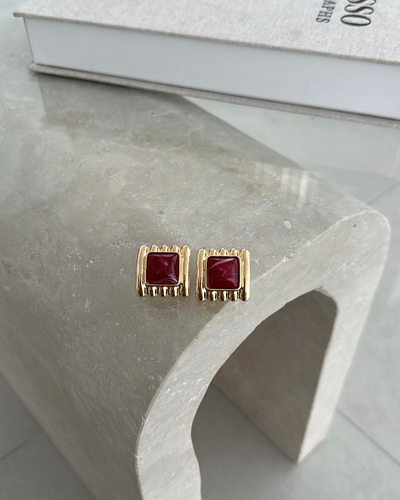 Bordo desenli mineli gold küpe