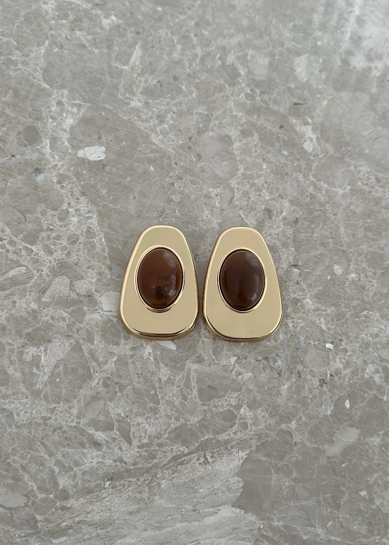 Açık kahve mineli plaka küpe 