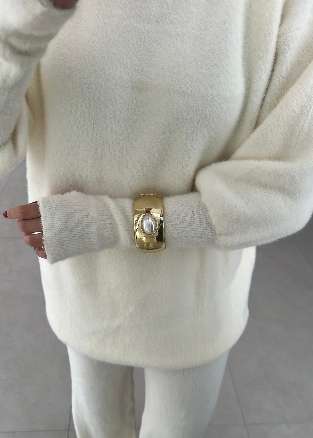 İnci detaylı kelepçe bileklik 