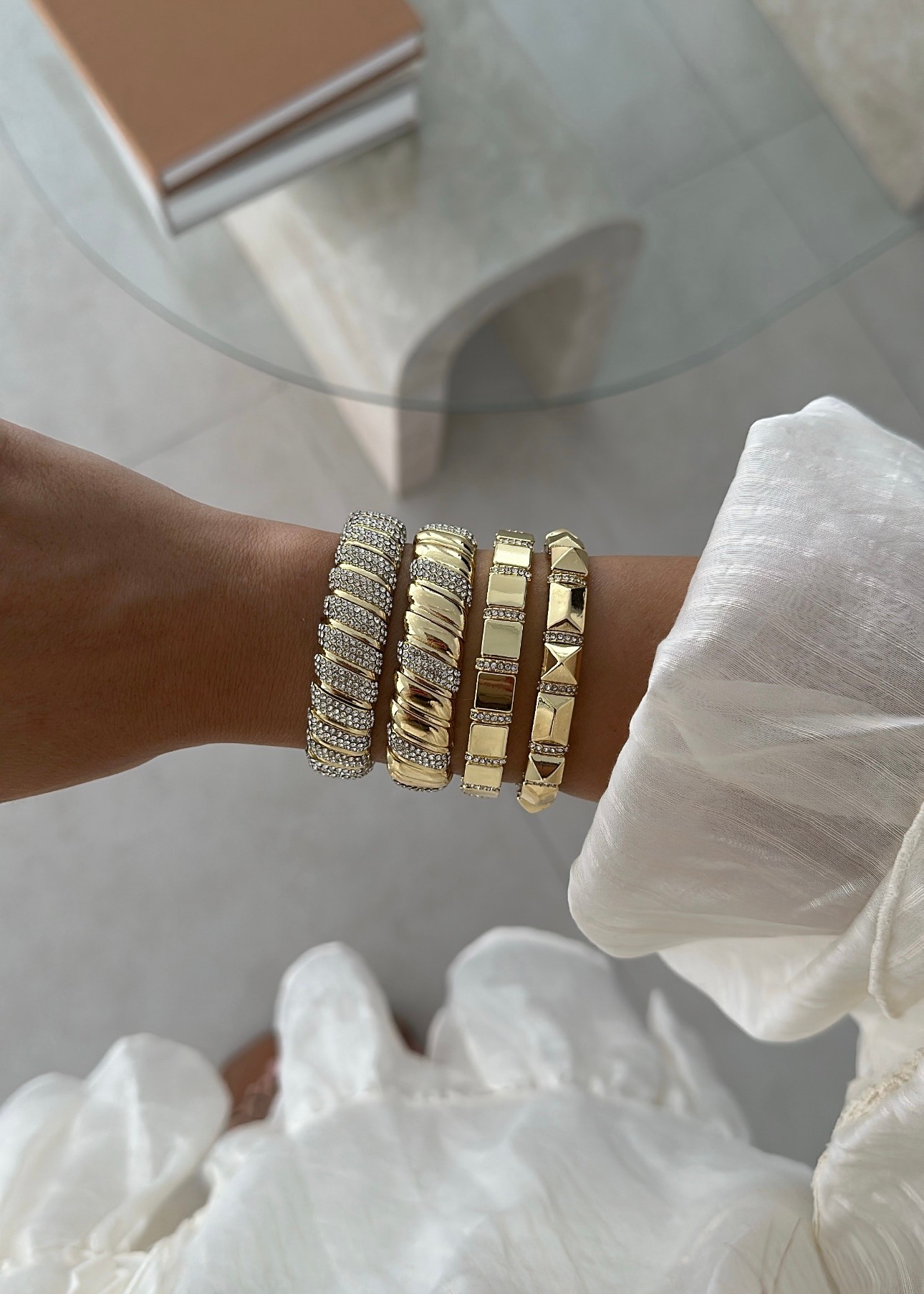 Taş detaylı premium seri gold esnek bileklik 