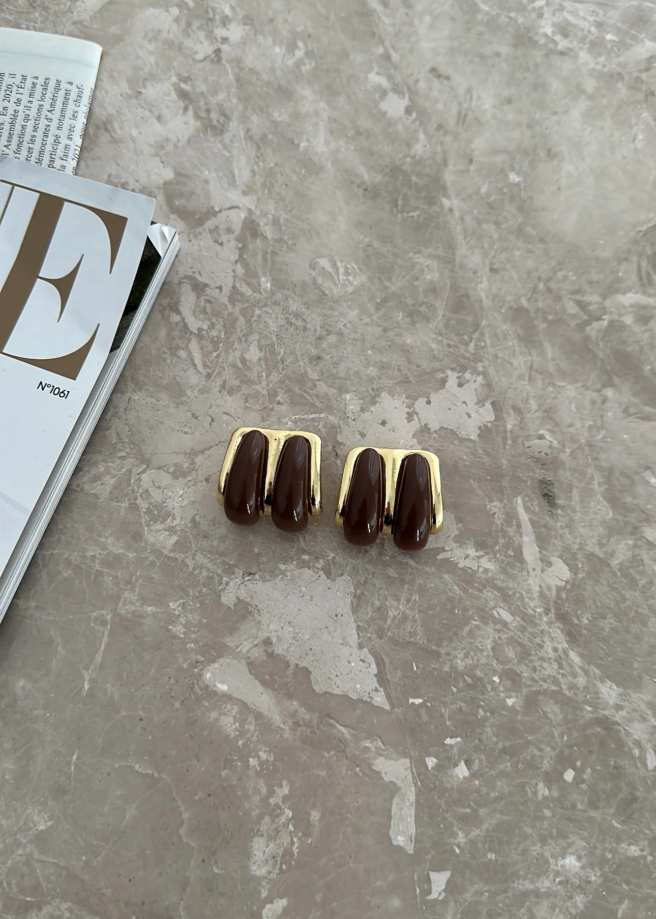 Kahve mineli gold detaylı küpe 