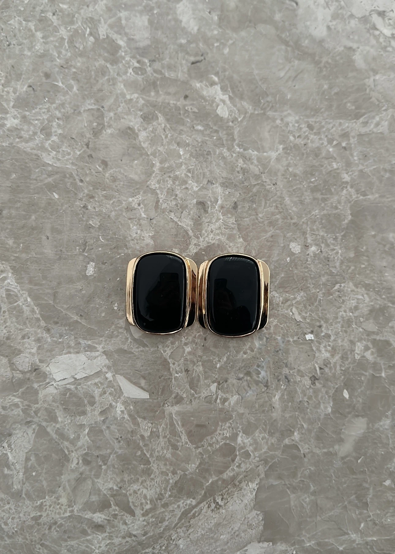 Siyah mineli gold detaylı küpe 