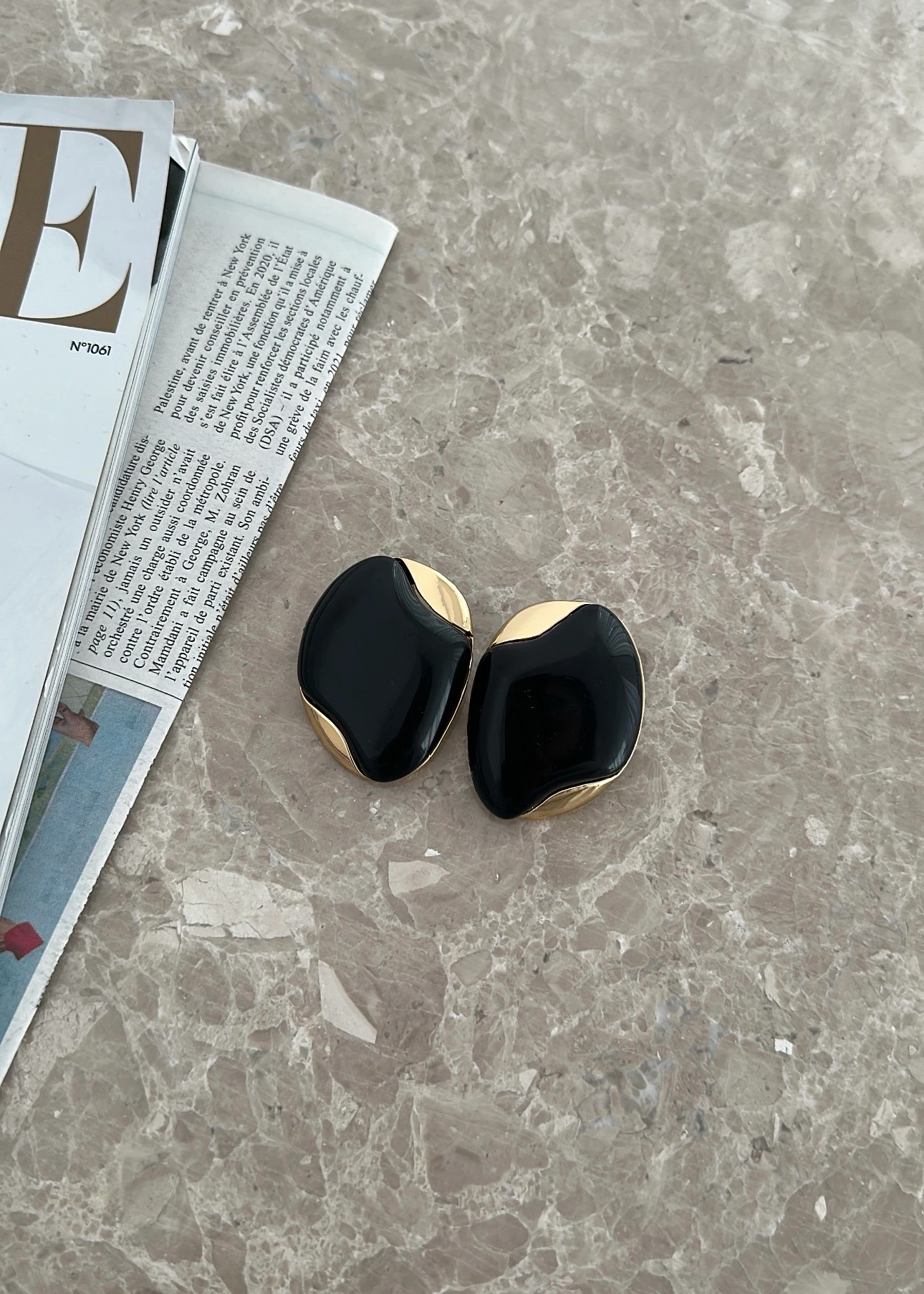 Siyah mineli gold detaylı küpe 