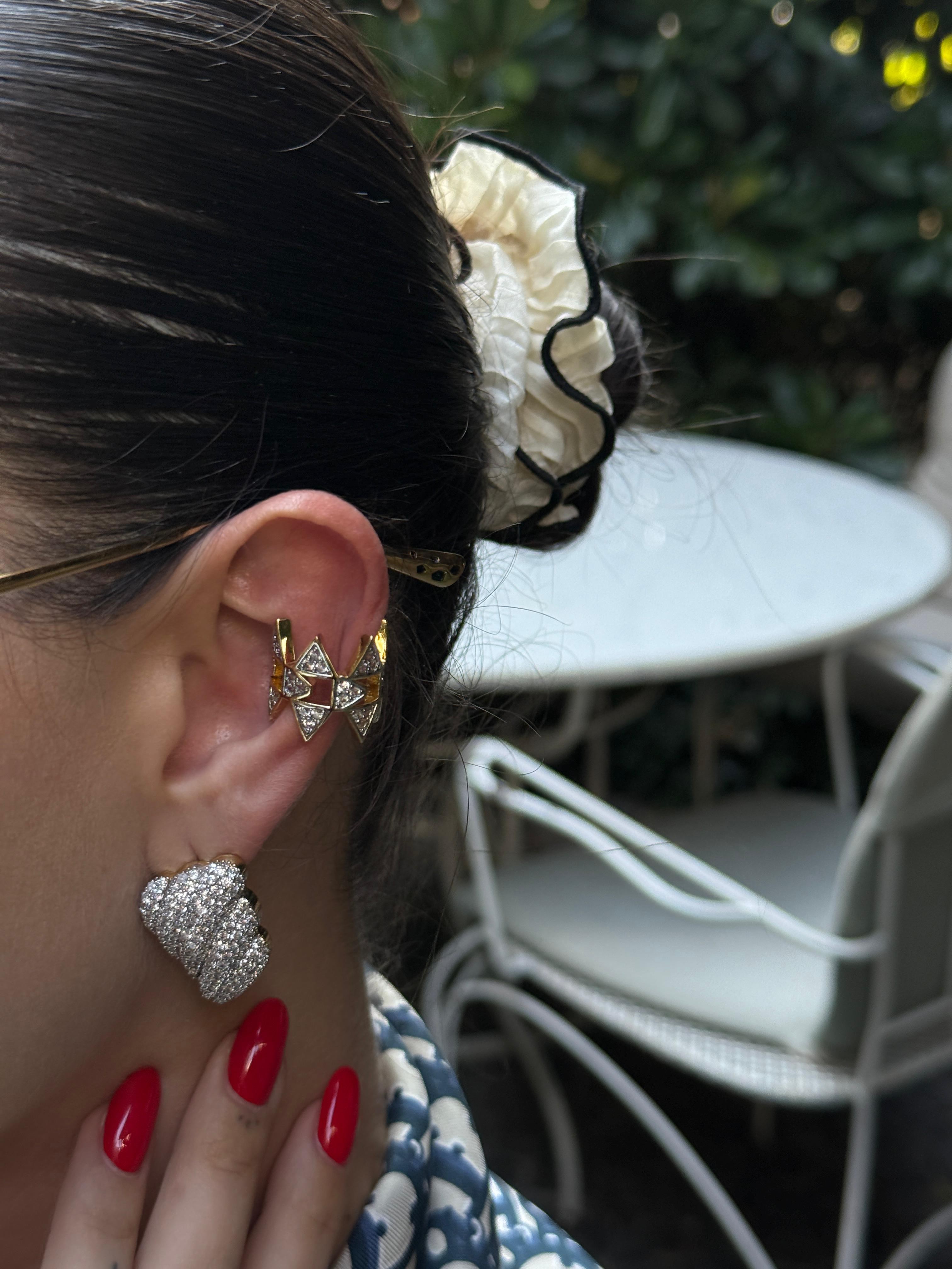 Üçgen detaylı taşlı tasarım earcuff