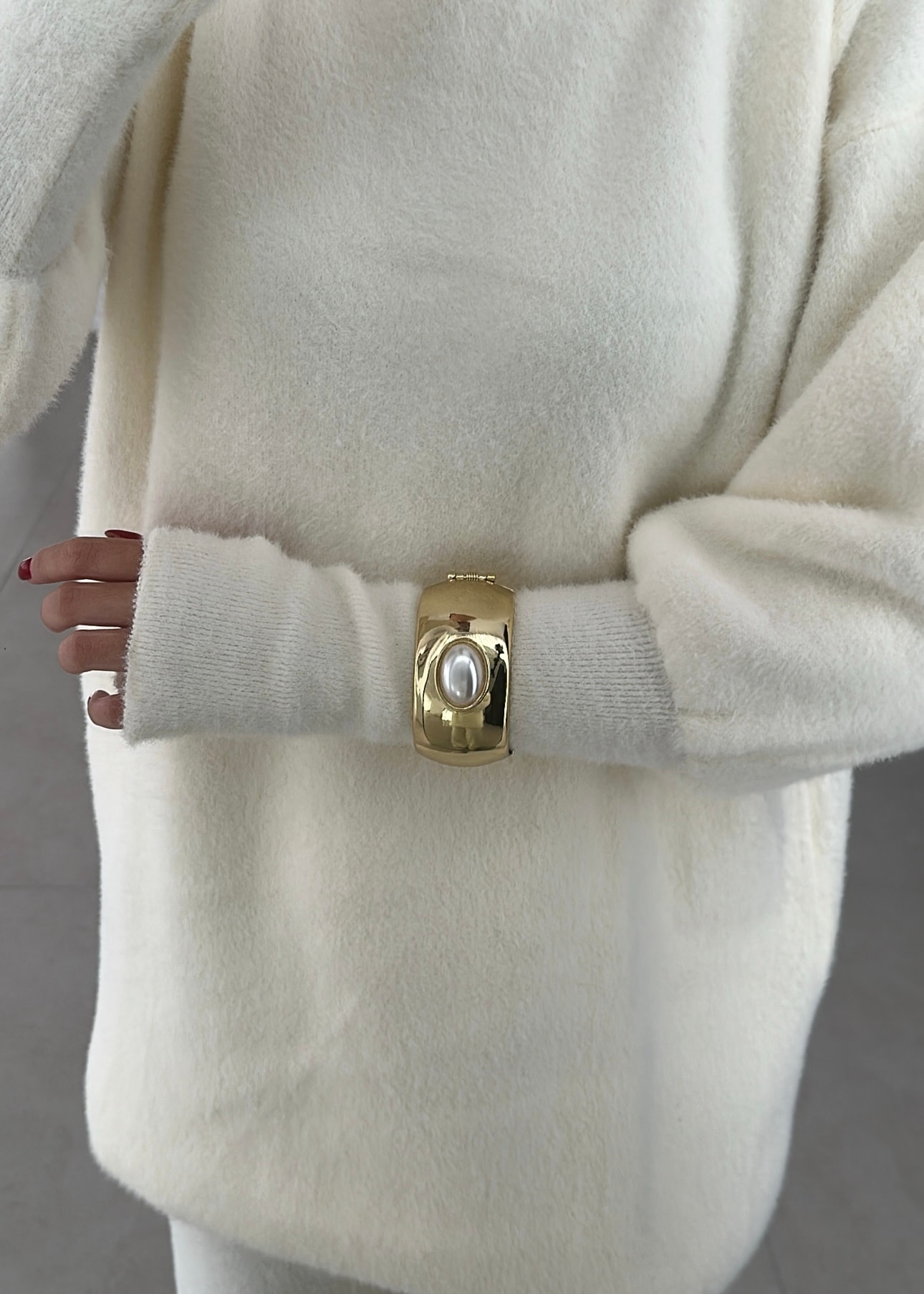 İnci detaylı kelepçe bileklik 