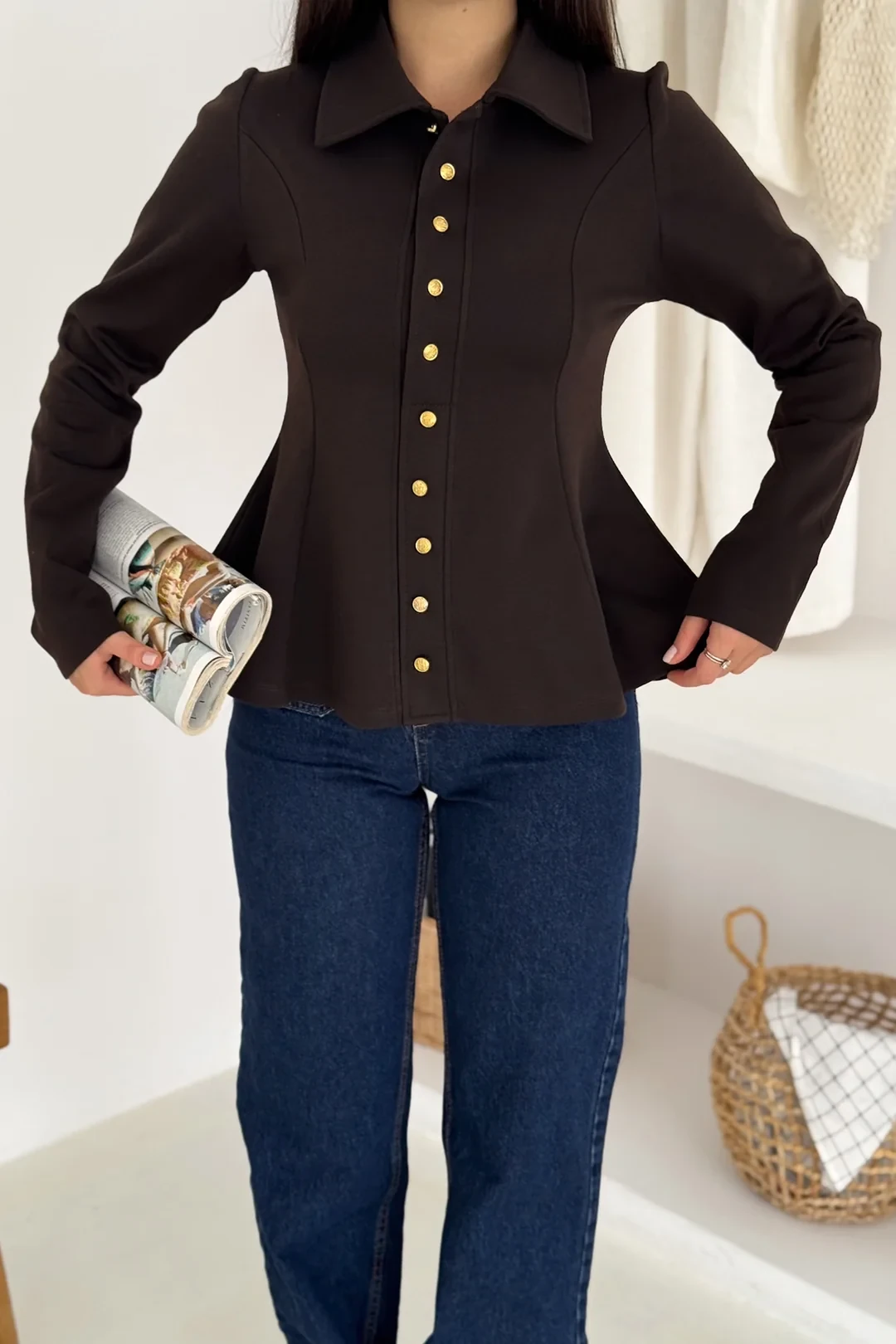 Kadın Altın Düğmeli Peplum Gömlek – Güçlü & Şehirli Stil - Kahverengi