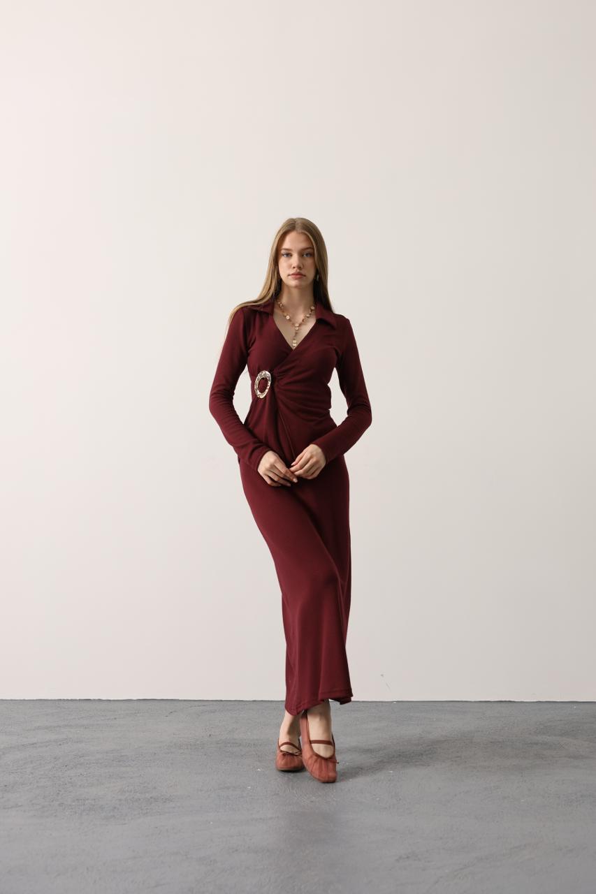 Vişne Çürüğü Rengi Toka/Broş Aksesuarlı Vücudu Saran Fit Uzun Elbise Likralı Kumaş