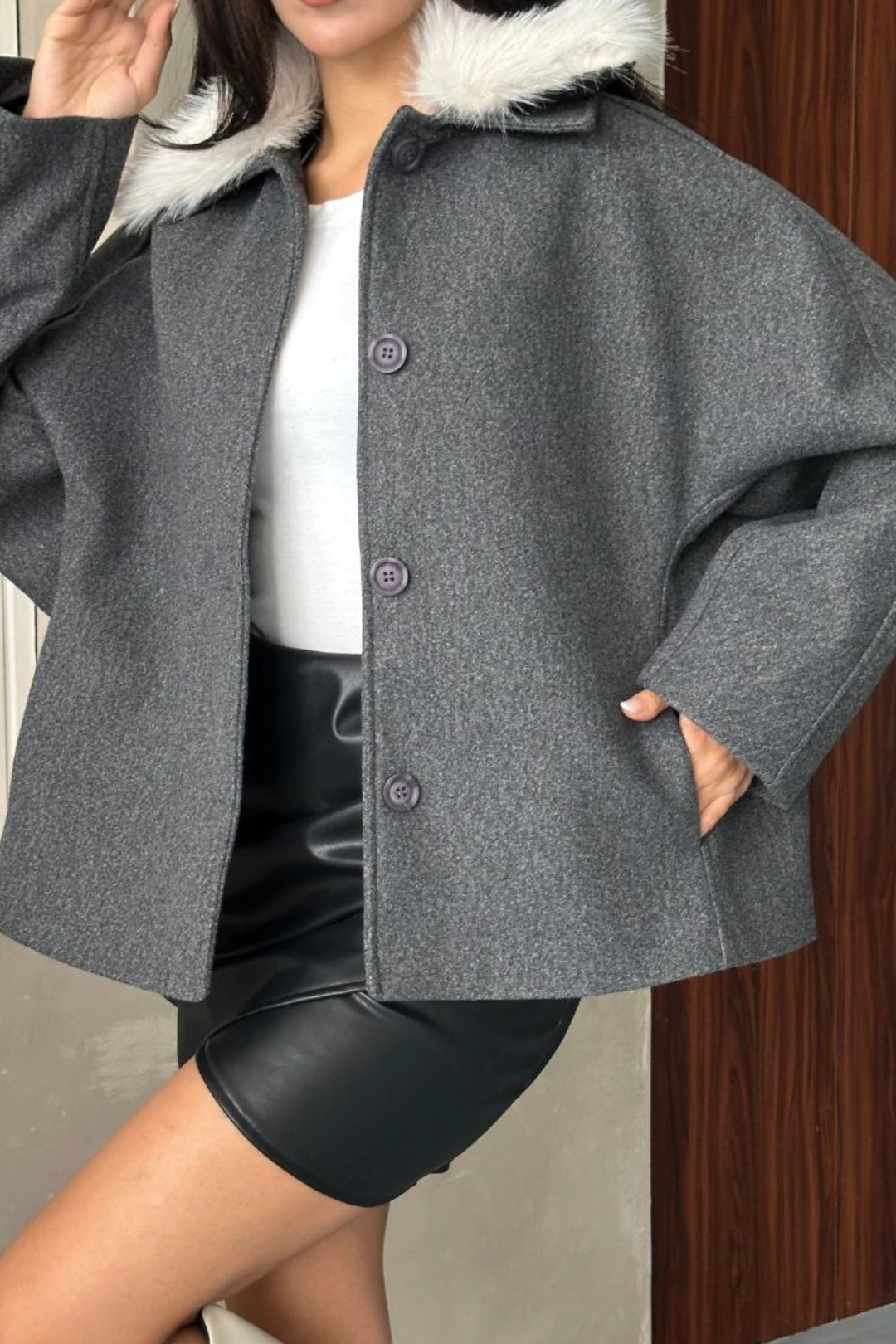 Kadın Bej Kürk Yakalı Kısa Ceket Kaşe Kumaş Oversize Geniş Kol Düğmeli Kışlık - Antrasit