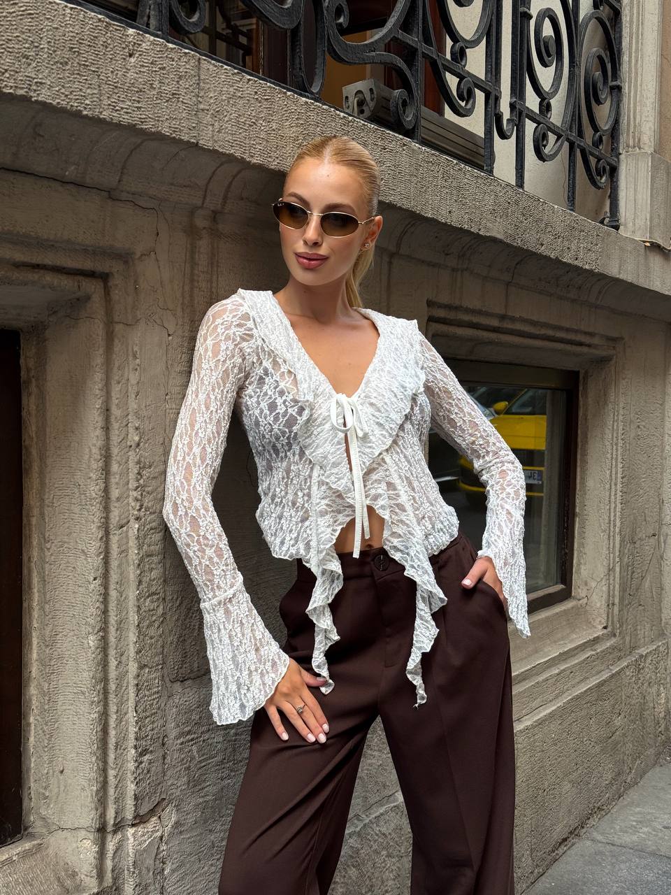 Siyah Dantel Bağlama Detaylı Bluz - Ekru