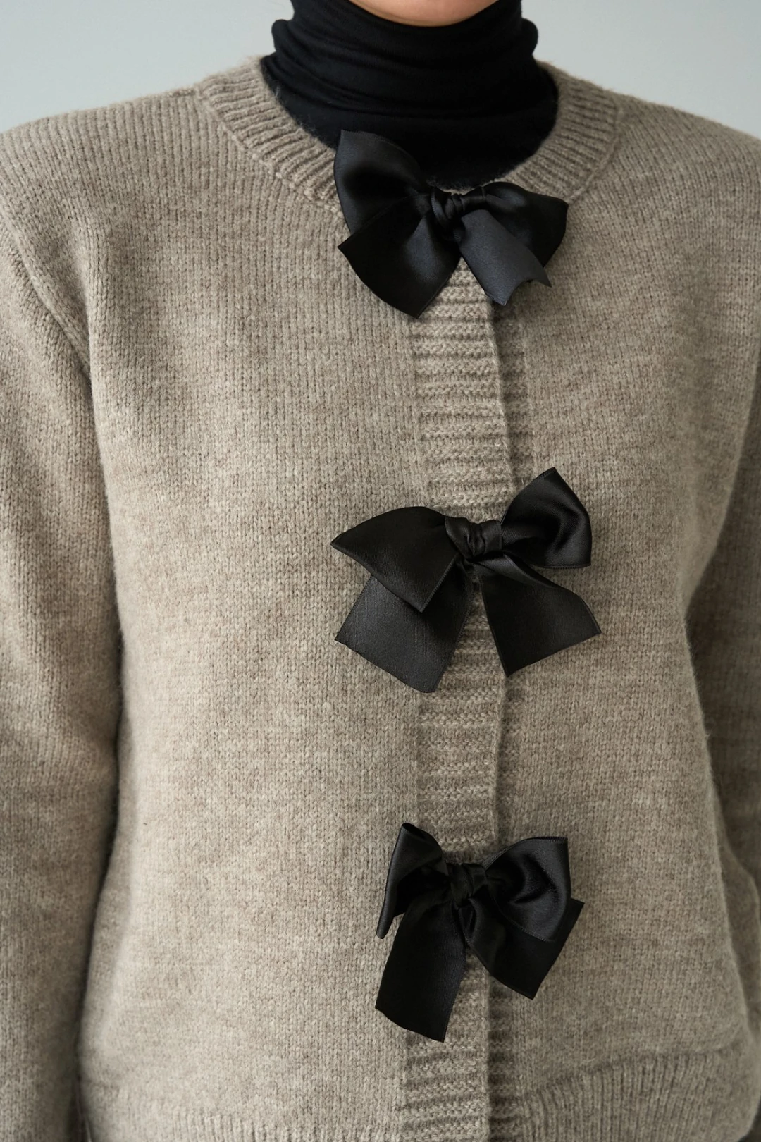 Fiyonk Detaylı Siyah Beyaz Triko Hırka - Vizon