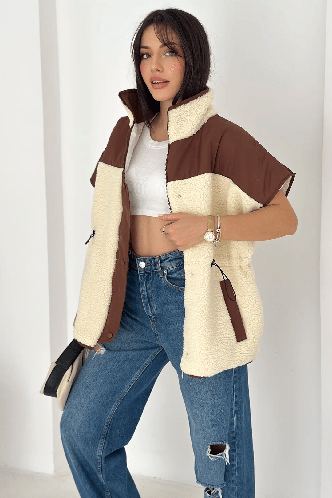 Kısa Kollu Kontrast Detaylı Astarlı Peluş Yelek – Sıcak & Stil Sahibi