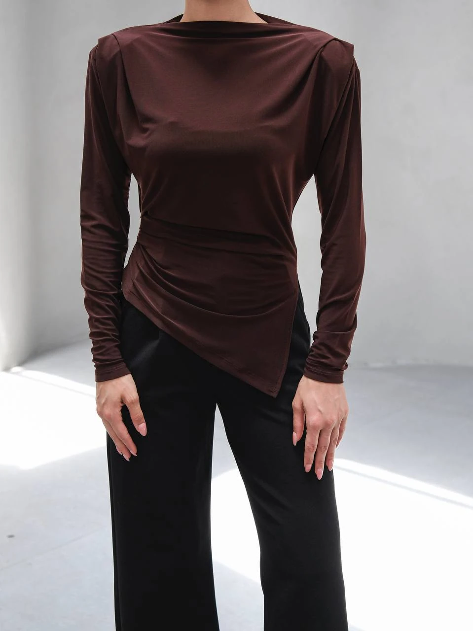 ASIMETRIK KESIM VATKALI BLUZ - Kahverengi