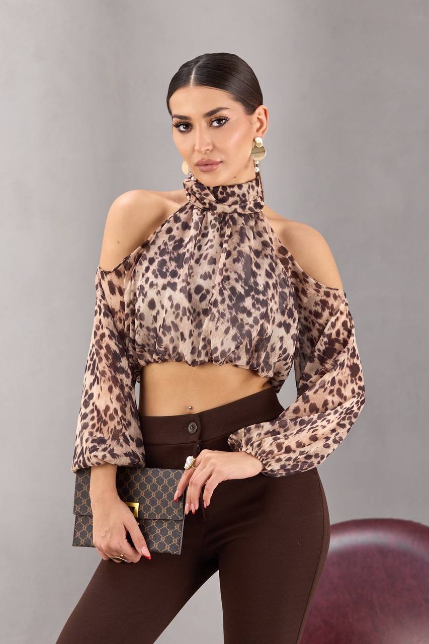 Omuzları Açık Kırpılmış Bluz Yüksek Yaka Hayvan Desenli Büzgülü Detay