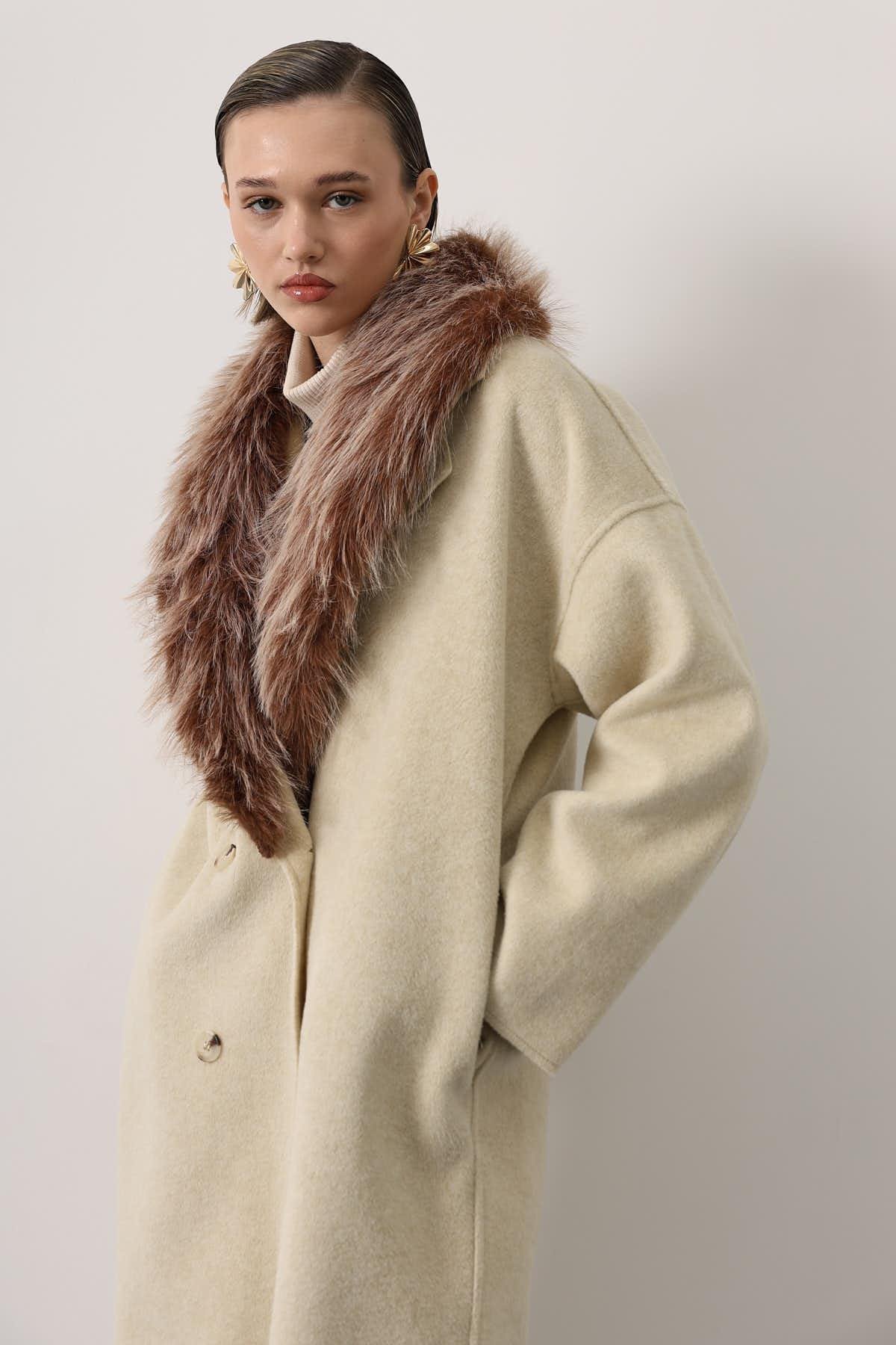 Kaşe Kaban Uzun Model Kürklü Yaka Detaylı - Bej