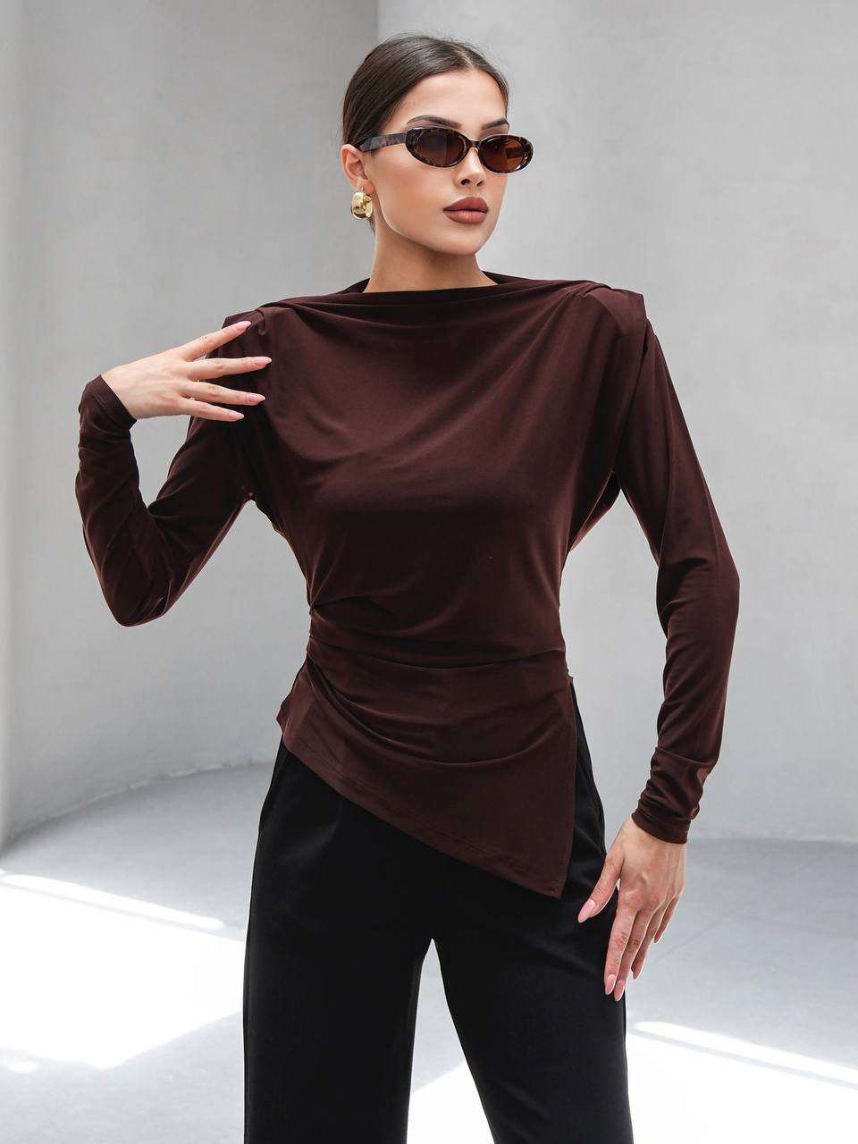 ASIMETRIK KESIM VATKALI BLUZ - Kahverengi