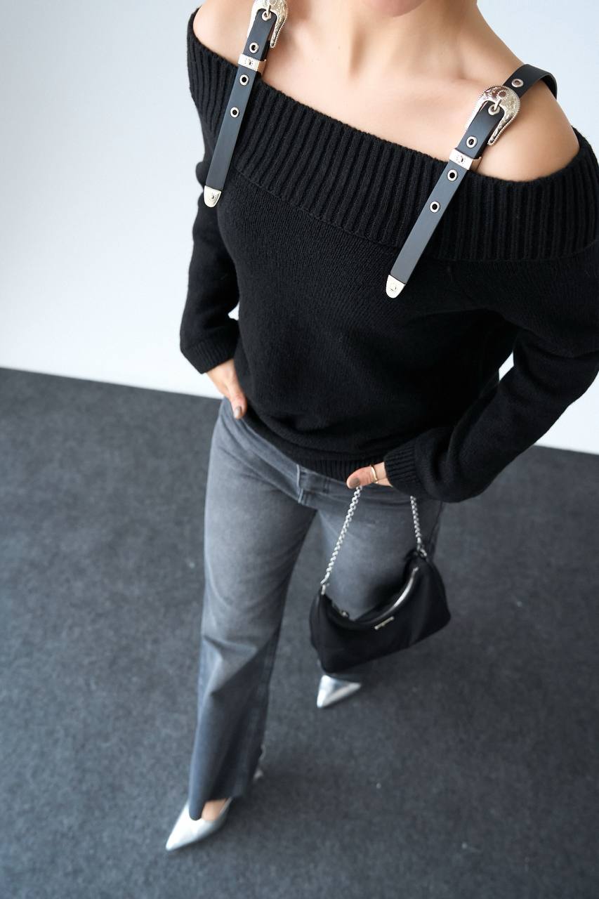  Kayık Yaka Deri Askı Detaylı Triko Kazak