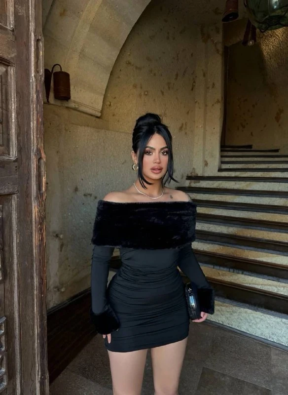 YAKASI KÜRKLÜ BÜZGÜLÜ ELBİSE - Siyah