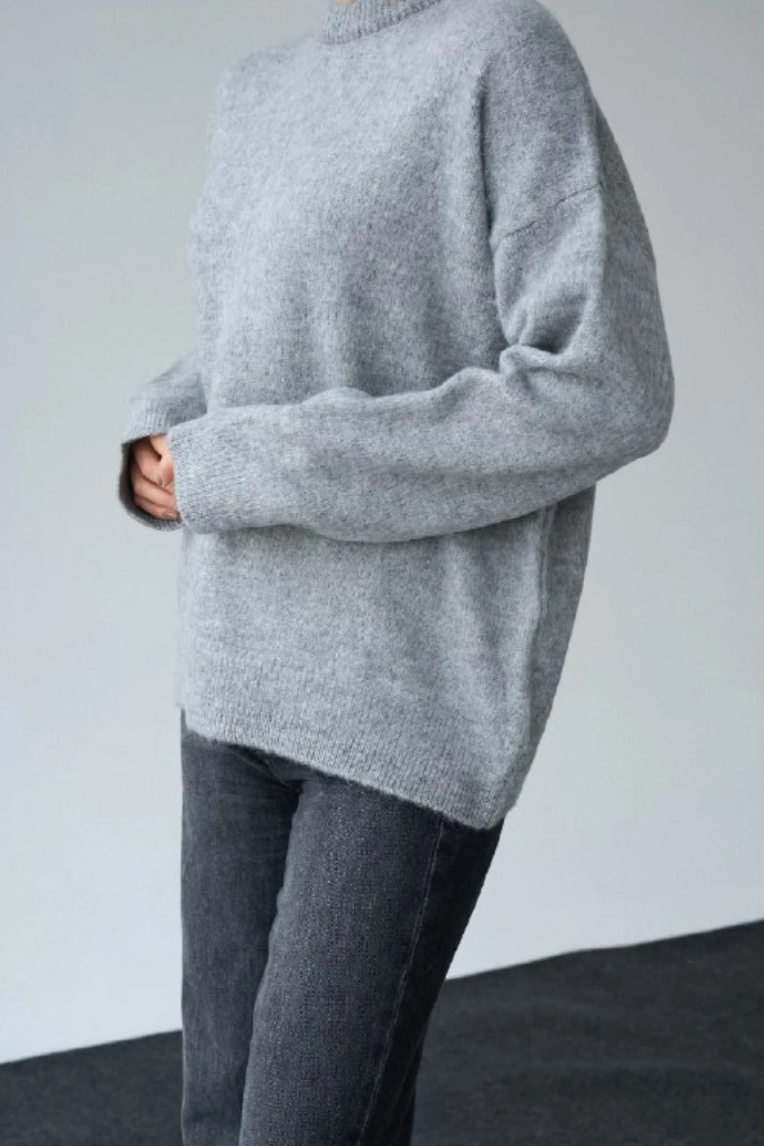 Tüylü Örgü Büyük Boy Yuvarlak Yaka Kazak Uzun Kollu Süveter - Gri