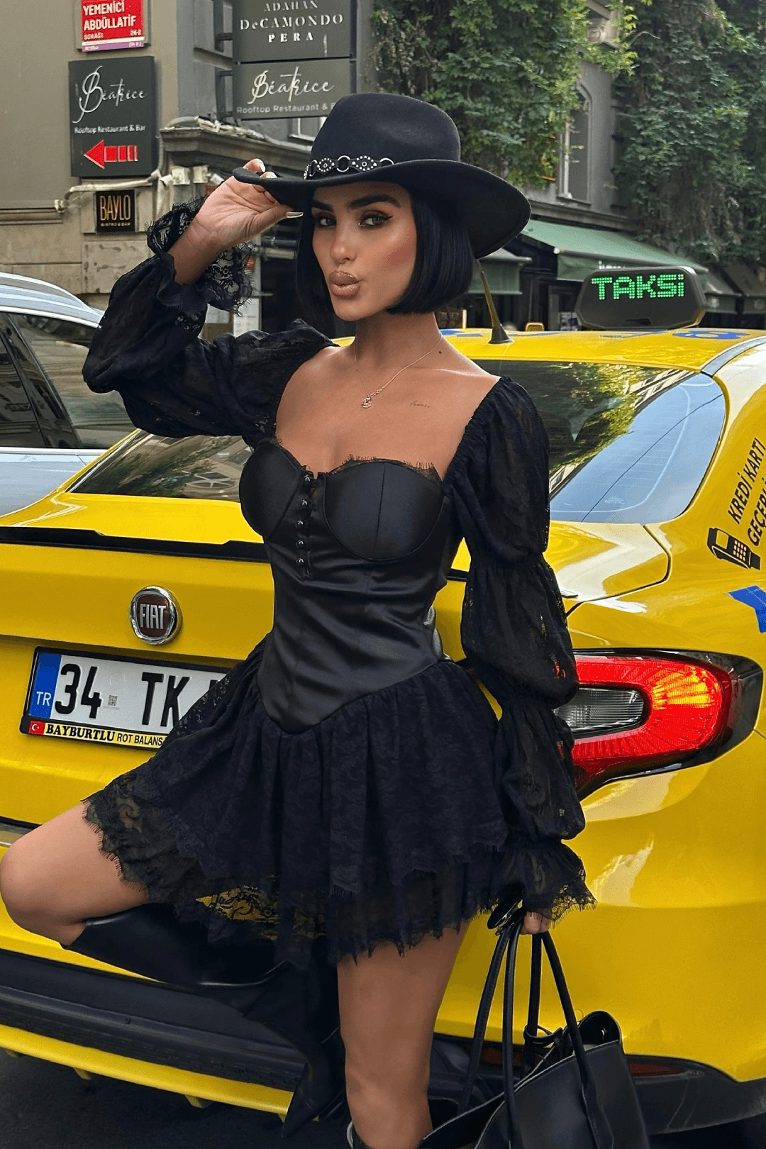 ÖNÜ FIRFIRLI ALTI VOLANLI ELBİSE 