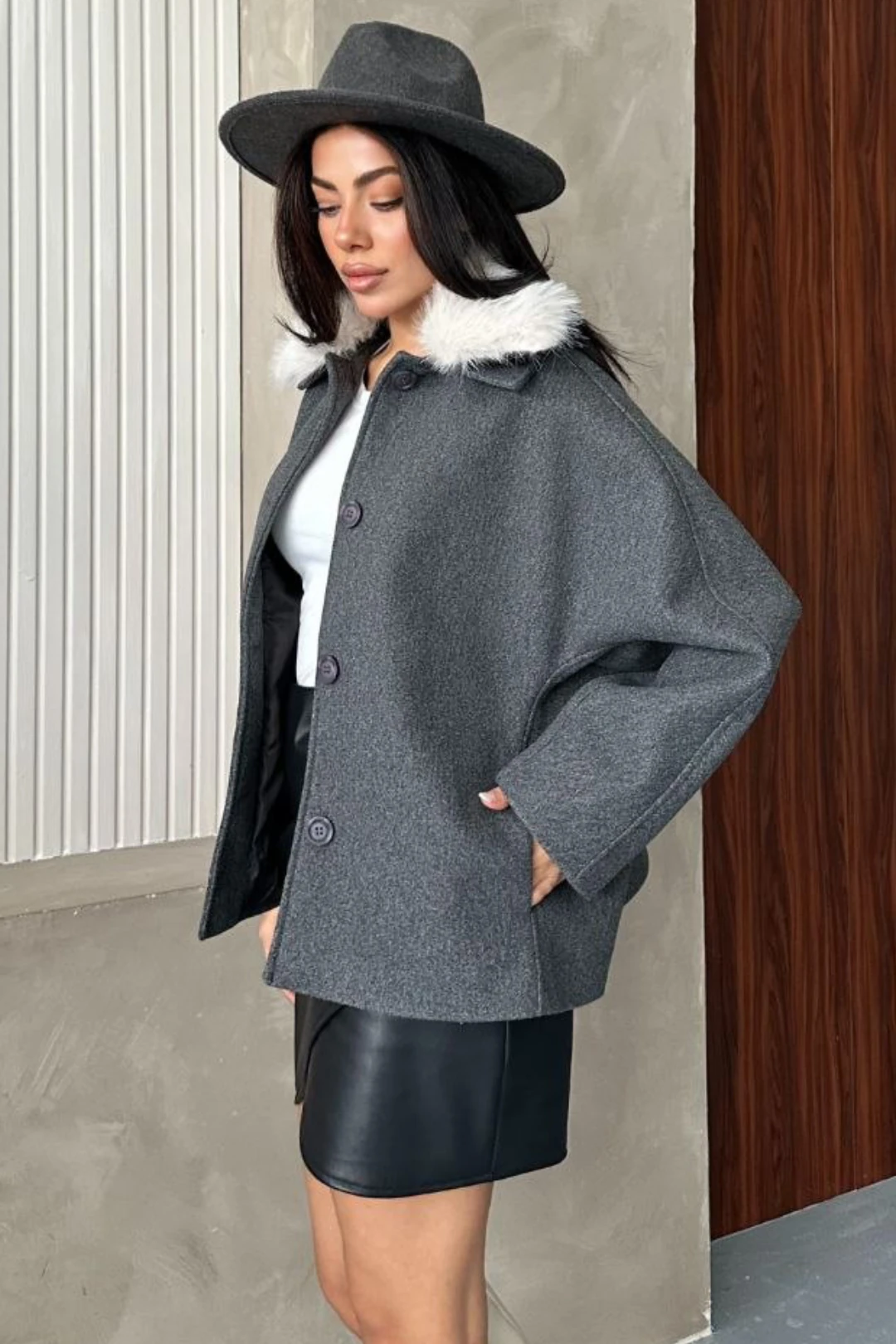 Kadın Bej Kürk Yakalı Kısa Ceket Kaşe Kumaş Oversize Geniş Kol Düğmeli Kışlık - Antrasit