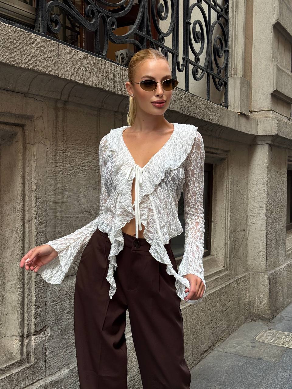 Siyah Dantel Bağlama Detaylı Bluz - Ekru