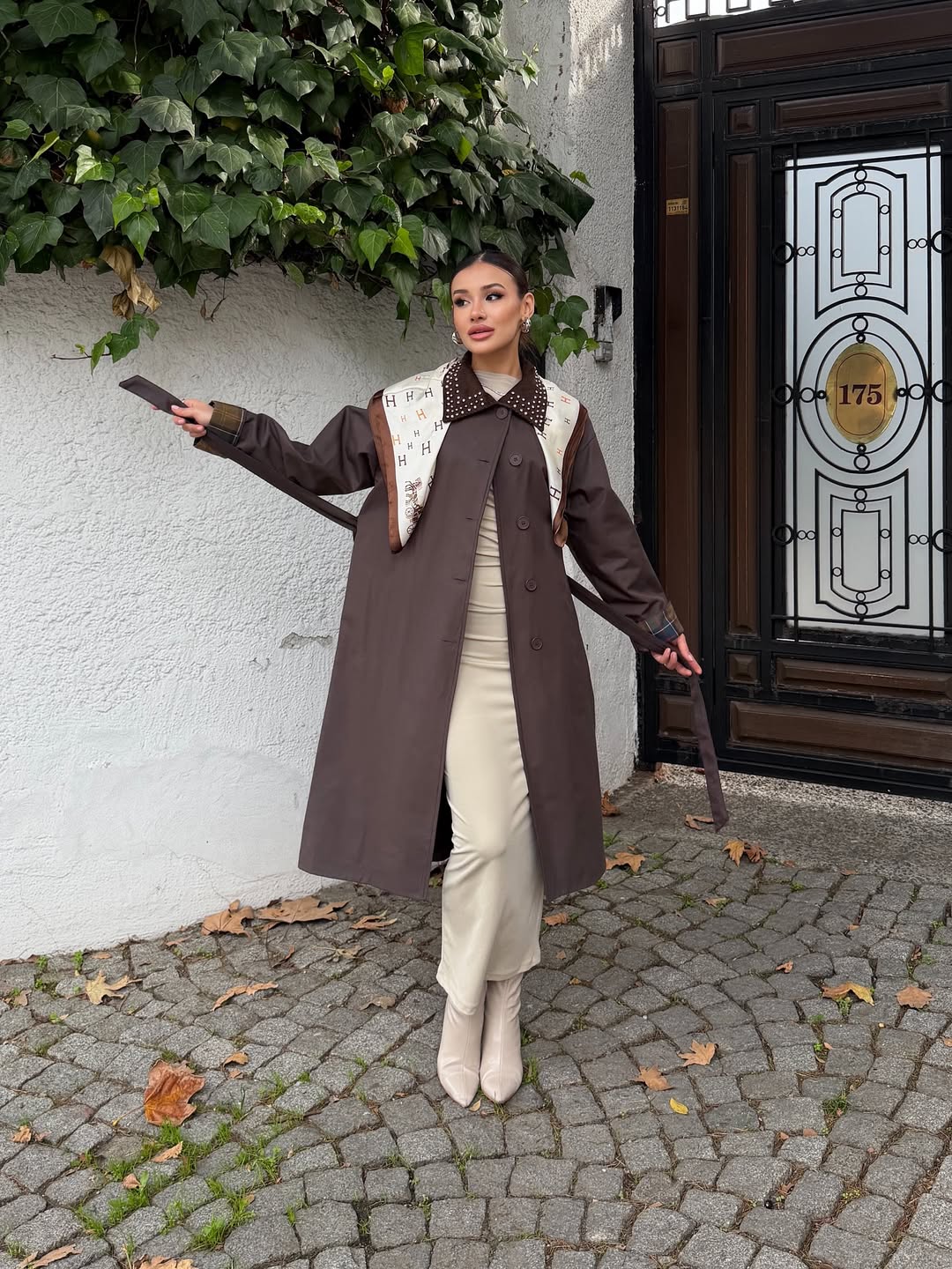 Ekose Manşet Detaylı ve Bağcıklı Kemerli Kadın Uzun Trençkotu