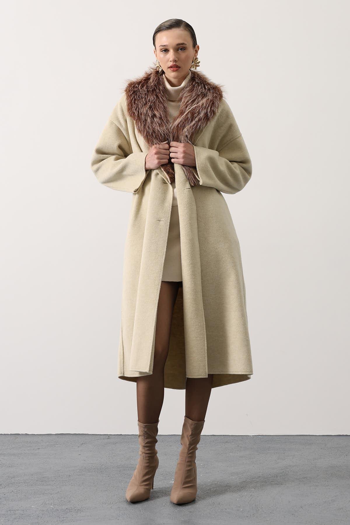 Kaşe Kaban Uzun Model Kürklü Yaka Detaylı - Bej
