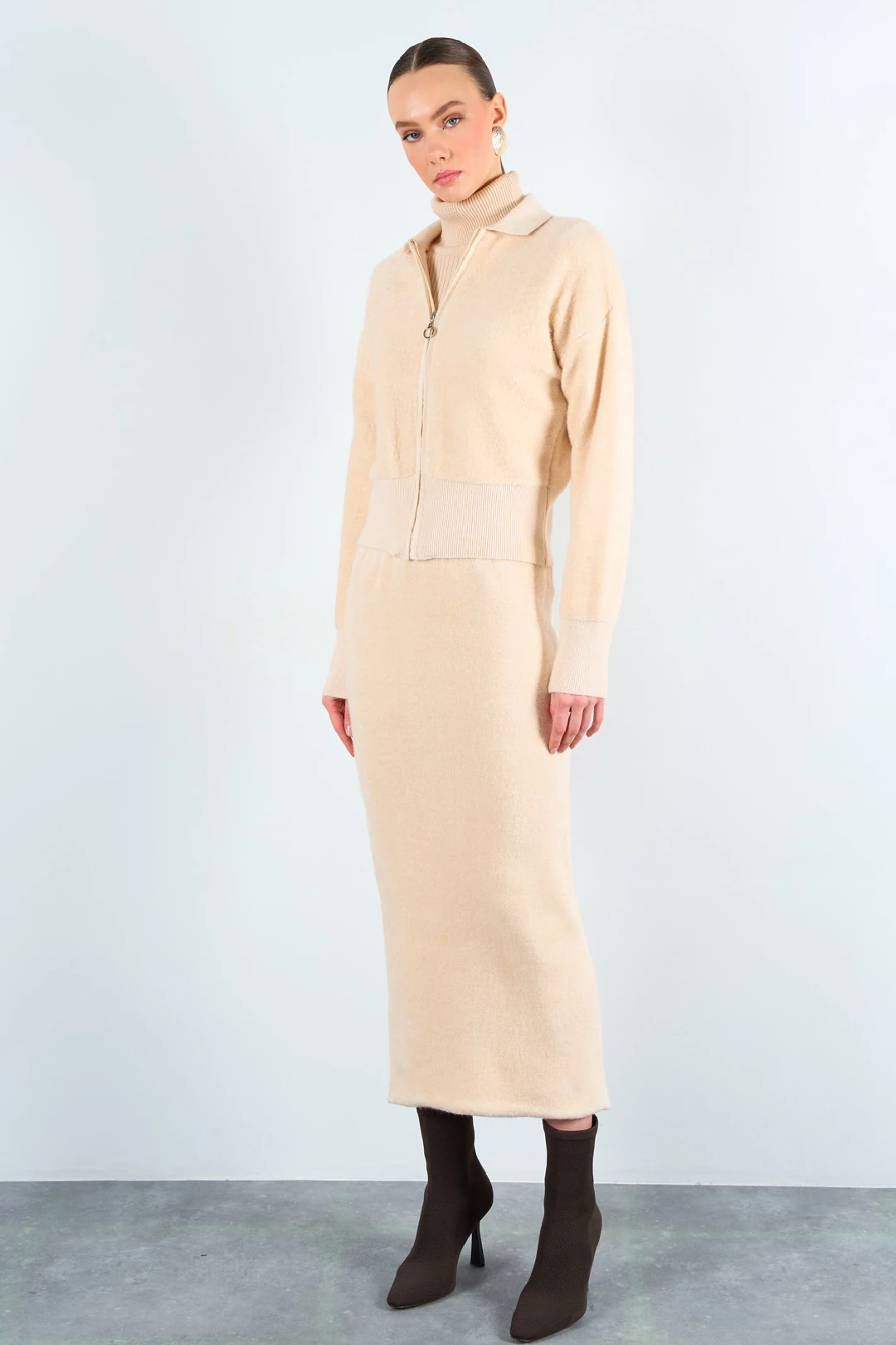 Balıkçı Yaka ve Fermuarlı Ceketli Triko Takım