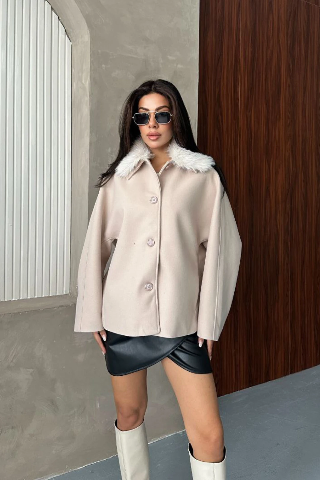 Kadın Bej Kürk Yakalı Kısa Ceket Kaşe Kumaş Oversize Geniş Kol Düğmeli Kışlık - Ekru