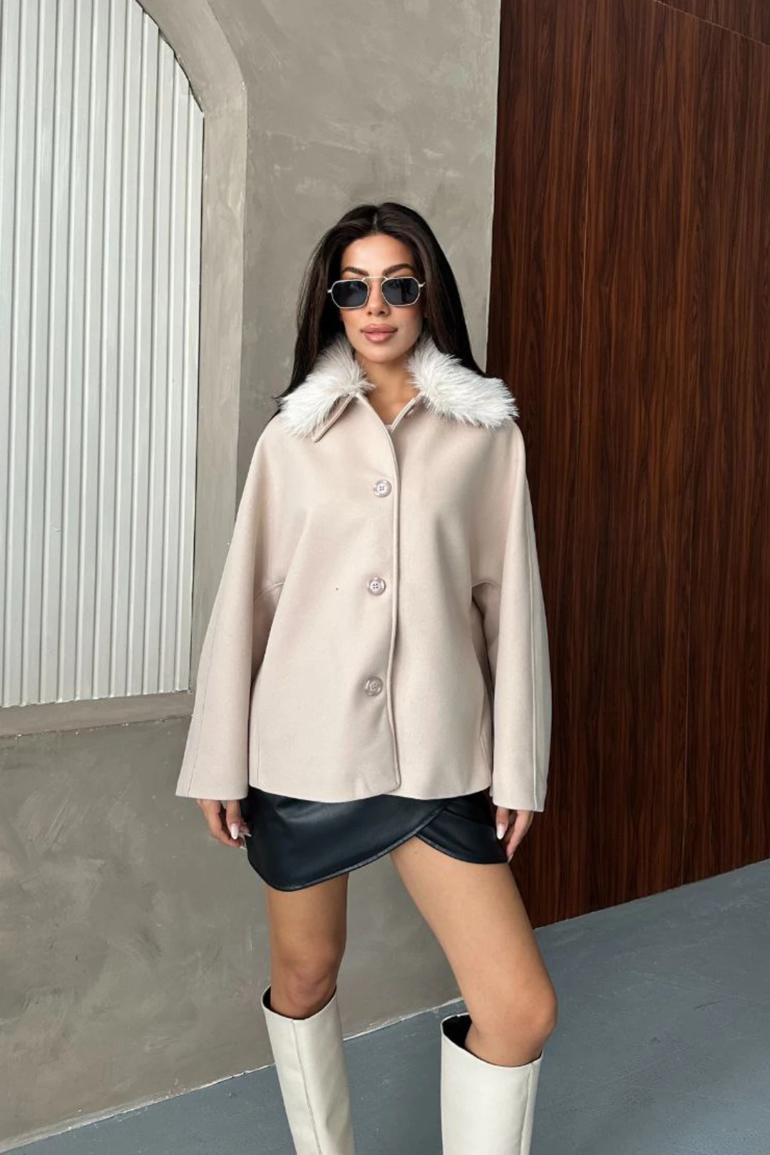 Kadın Bej Kürk Yakalı Kısa Ceket Kaşe Kumaş Oversize Geniş Kol Düğmeli Kışlık - Ekru