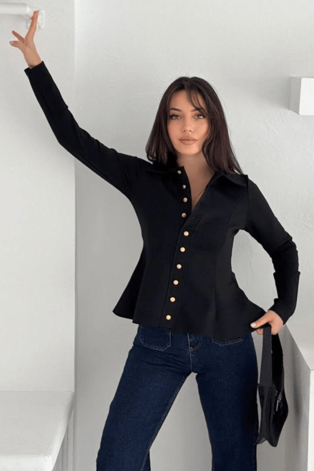 Kadın Altın Düğmeli Peplum Gömlek – Güçlü & Şehirli Stil
