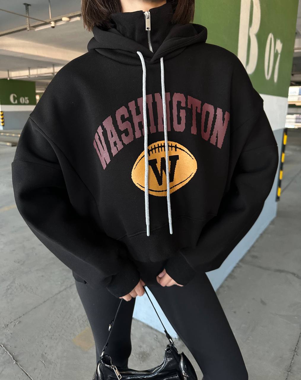  Kadın Kapüşonlu, Dik Yaka Fermuarlı, Crop-Kısa, Bol-Oversize, Önü Yazı Baskılı, Haki, Sweatshirt